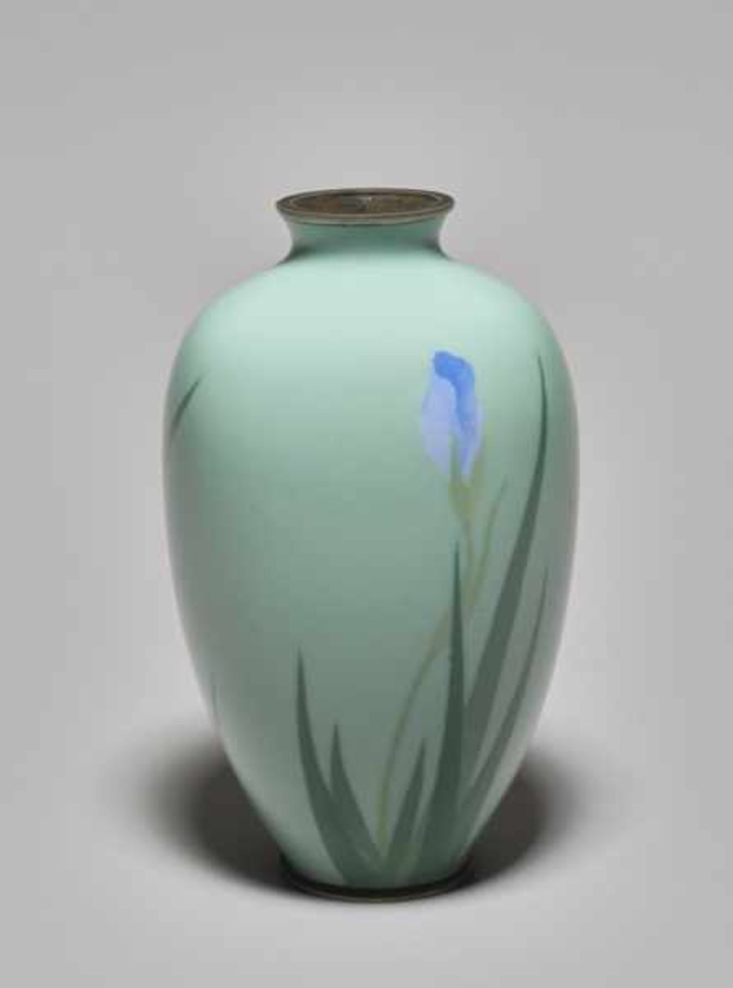 A CLOISONNÉ VASE WITH IRIS BLOSSOMS IN THE STYLE OF NAMIKAWA SOSUKE Colored enamel cloisonné on - Image 3 of 6
