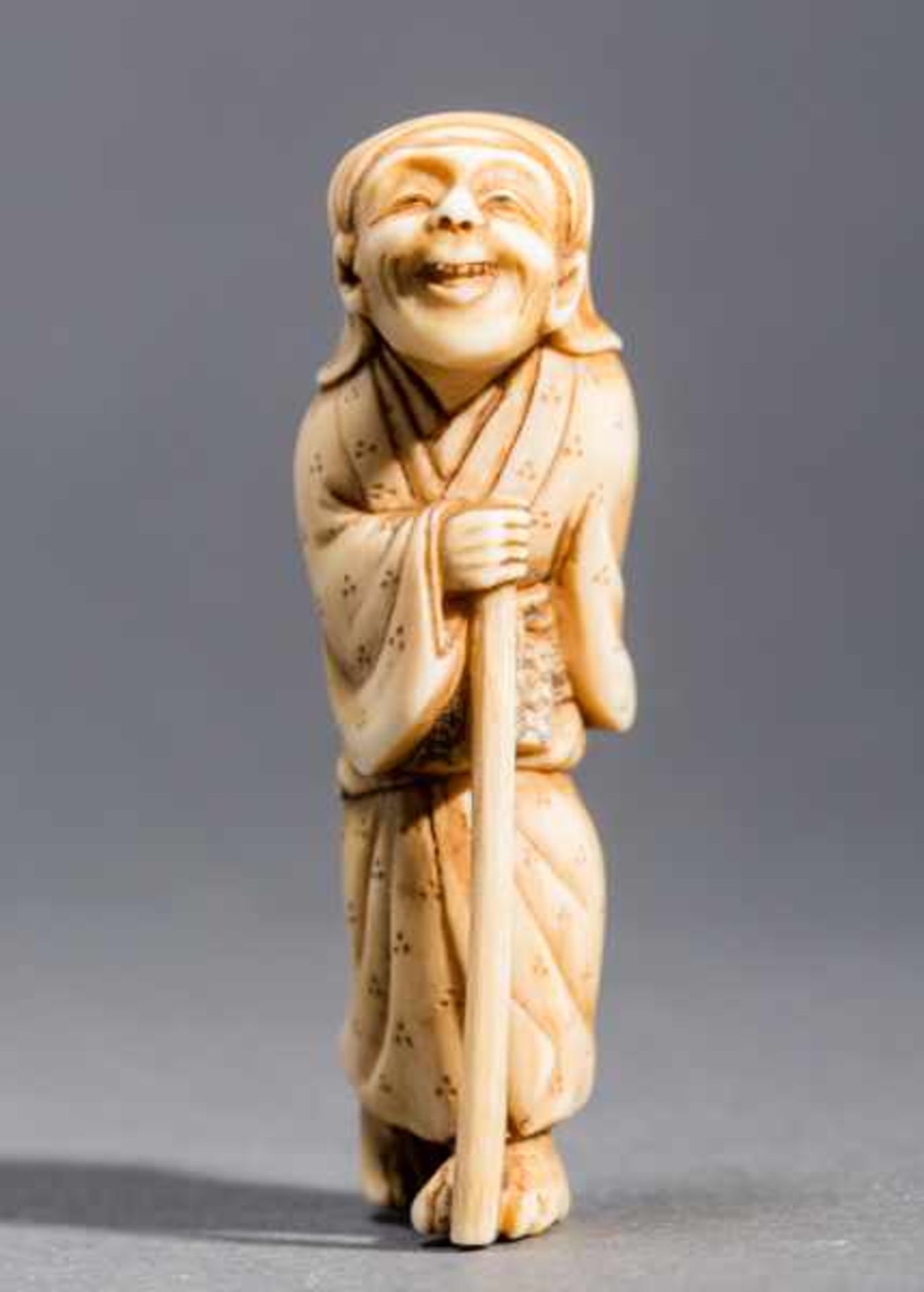 OLD MAN WITH WALKING STICK Ivory. Japan, 19th centuryMeticulously carved piece. An old and - Image 2 of 6