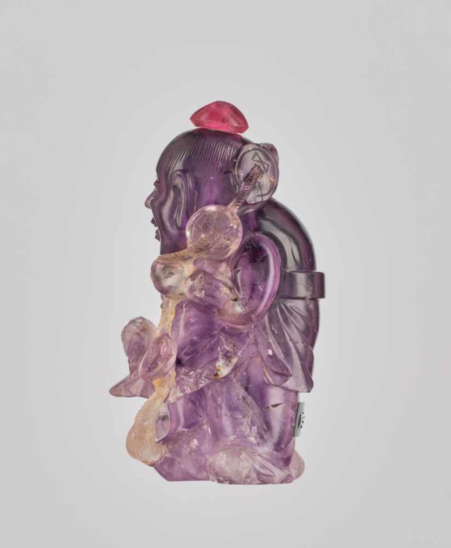 A FIGURAL ‘LIU HAI AND TOAD’ AMETHYST SNUFF BOTTLE Amethyst, the colors of the transparent crystal - Image 4 of 6