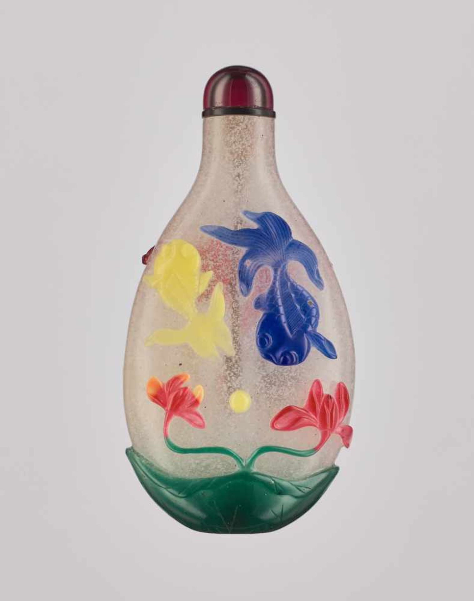 A FIVE-COLOR OVERLAY ‘FISH, DUCK & CRAB’ GLASS SNUFF BOTTLE Transparent, bubble-suffused glass - Image 2 of 6