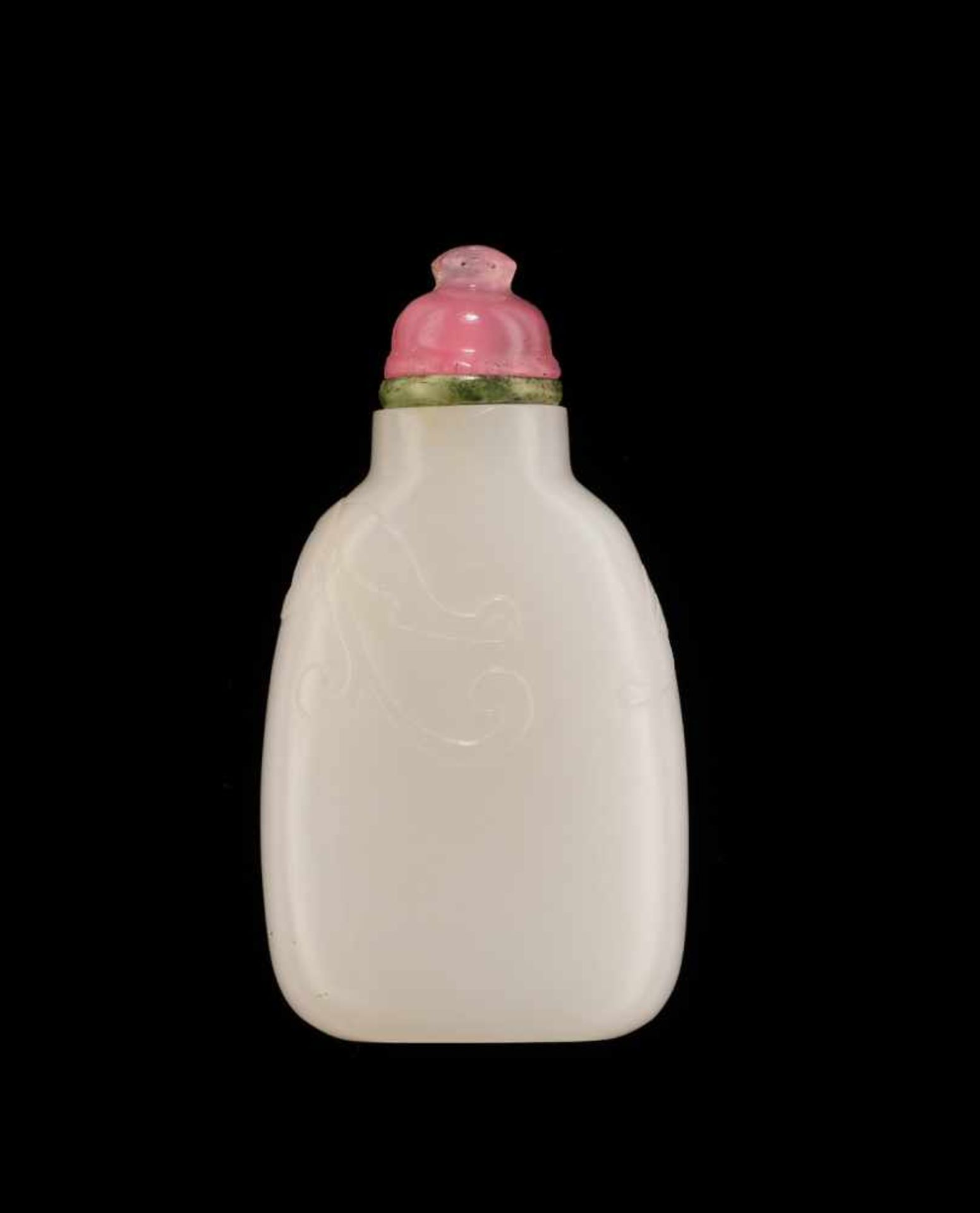 A WHITE JADE ‘CHILONG’ SNUFF BOTTLE, POSSIBLY PALACE WORKSHOPS, QIANLONG / JIAQING PERIOD White jade - Image 2 of 7