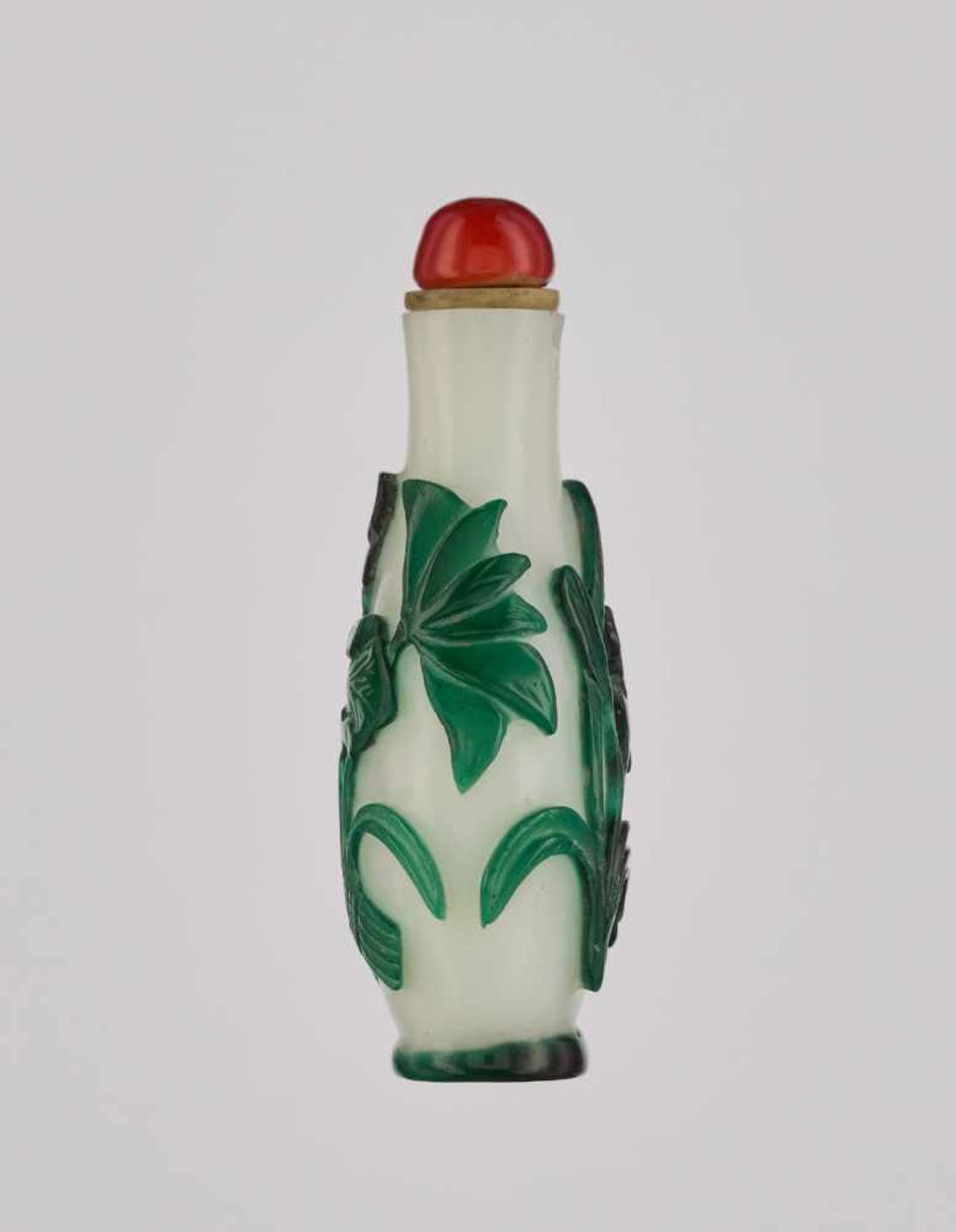 AN EMERALD-GREEN OVERLAY WHITE GLASS ‘LOTUS’ SNUFF BOTTLE, QING DYNASTY Glass, with incised - Image 4 of 6