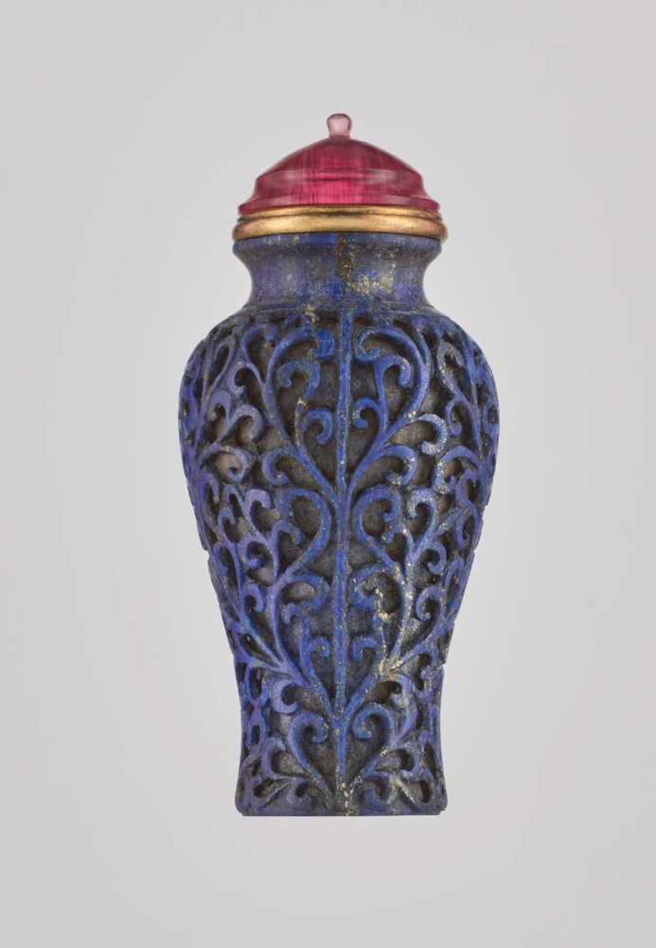 AN UNUSUAL MUGHAL-STYLE ‘TRELLIS’ LAPIS LAZULI SNUFF BOTTLE, MEIPING-FORM The stone with a layer - Image 3 of 6