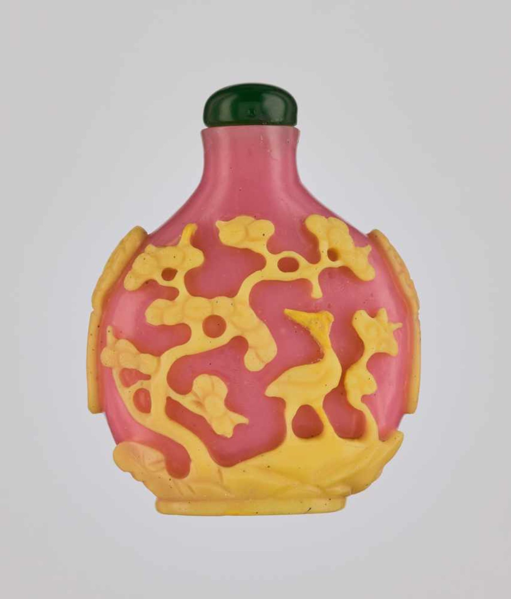 A YELLOW-OVERLAY PINK ‘CRANES & PINES’ GLASS SNUFF BOTTLE Opaque pink glass with carved and - Image 2 of 6