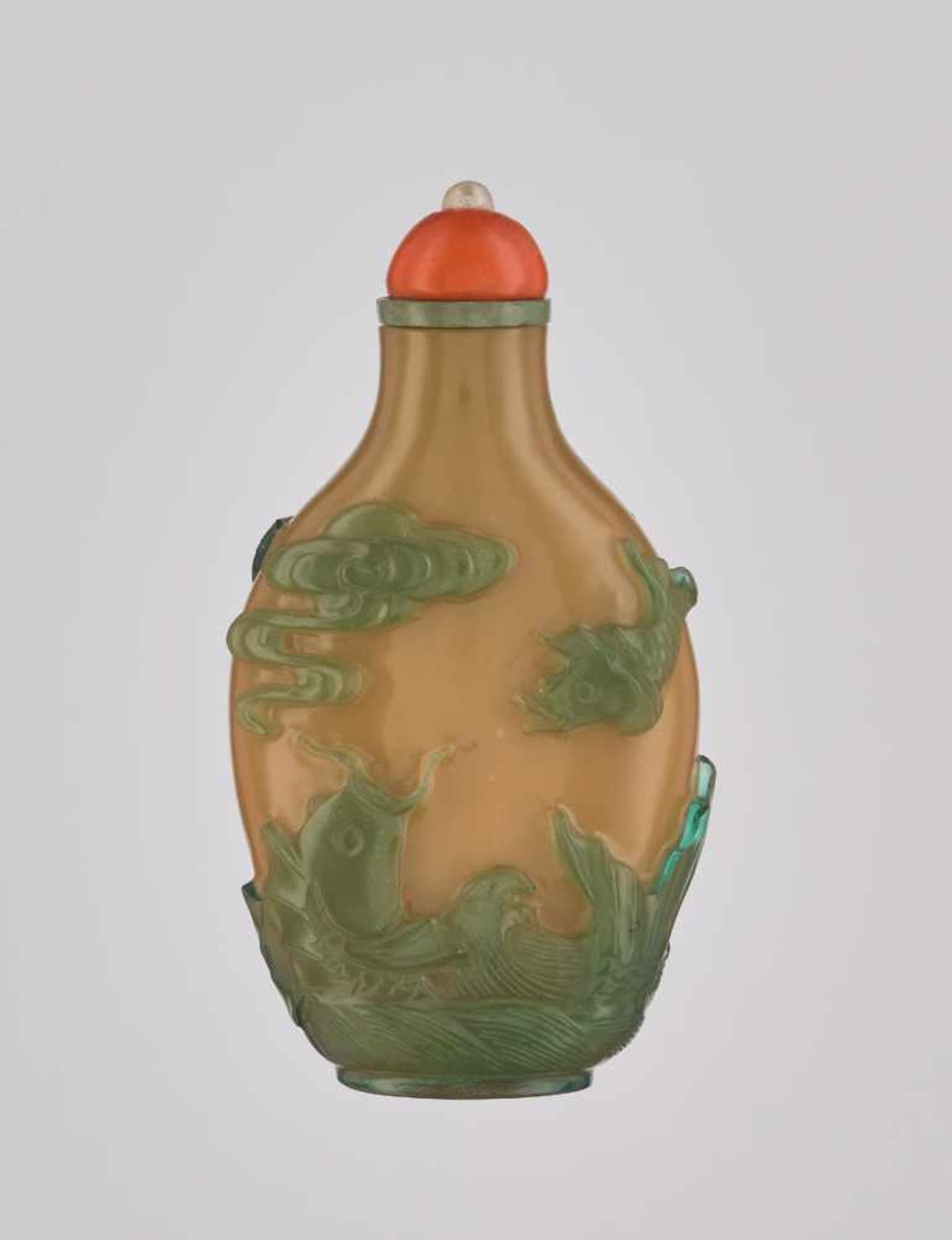 A CARAMEL-BROWN AND GREEN ‘BUDDHIST LION & CARPS’ OVERLAY GLASS SNUFF BOTTLE Carved opaque caramel- - Image 2 of 6