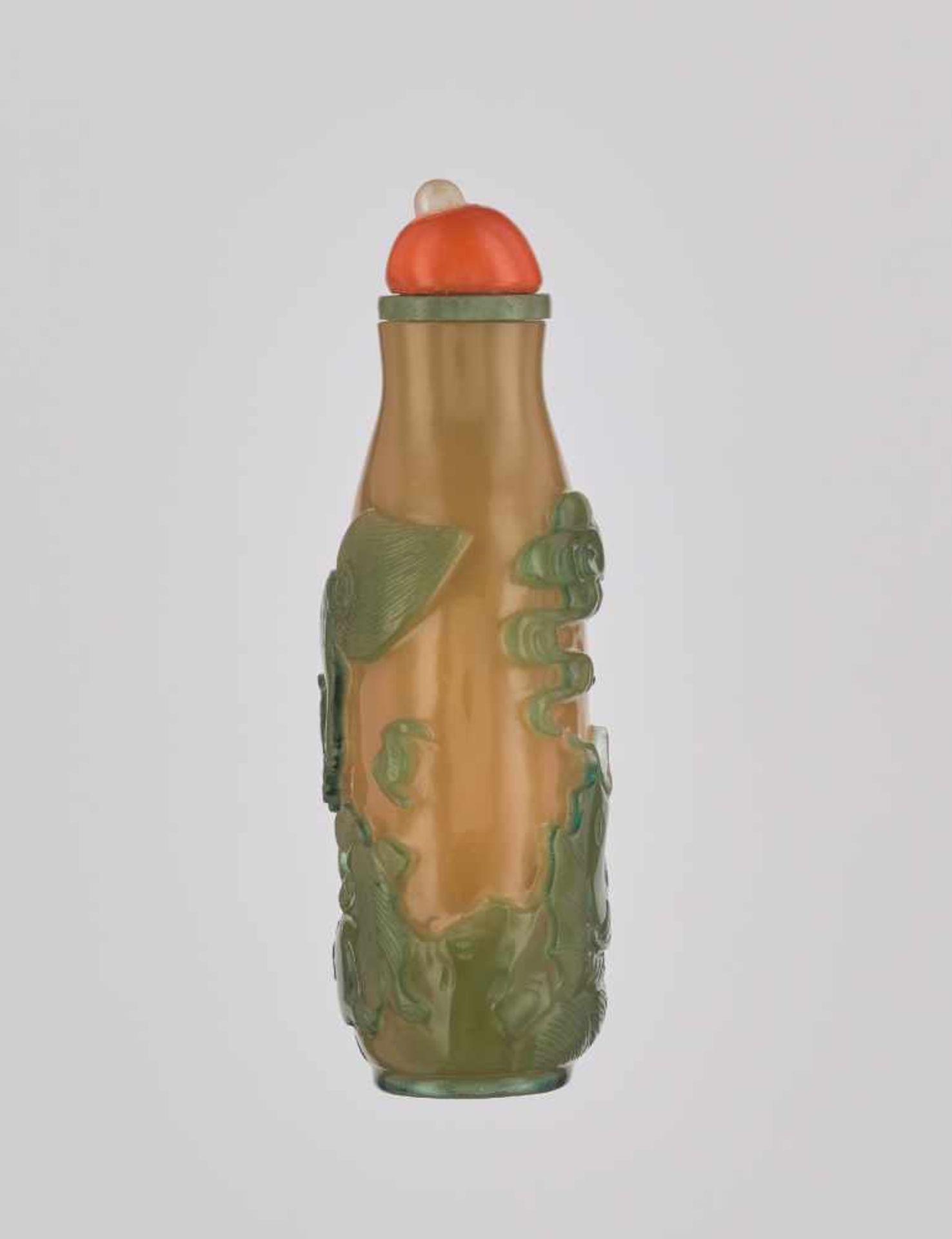 A CARAMEL-BROWN AND GREEN ‘BUDDHIST LION & CARPS’ OVERLAY GLASS SNUFF BOTTLE Carved opaque caramel- - Image 4 of 6