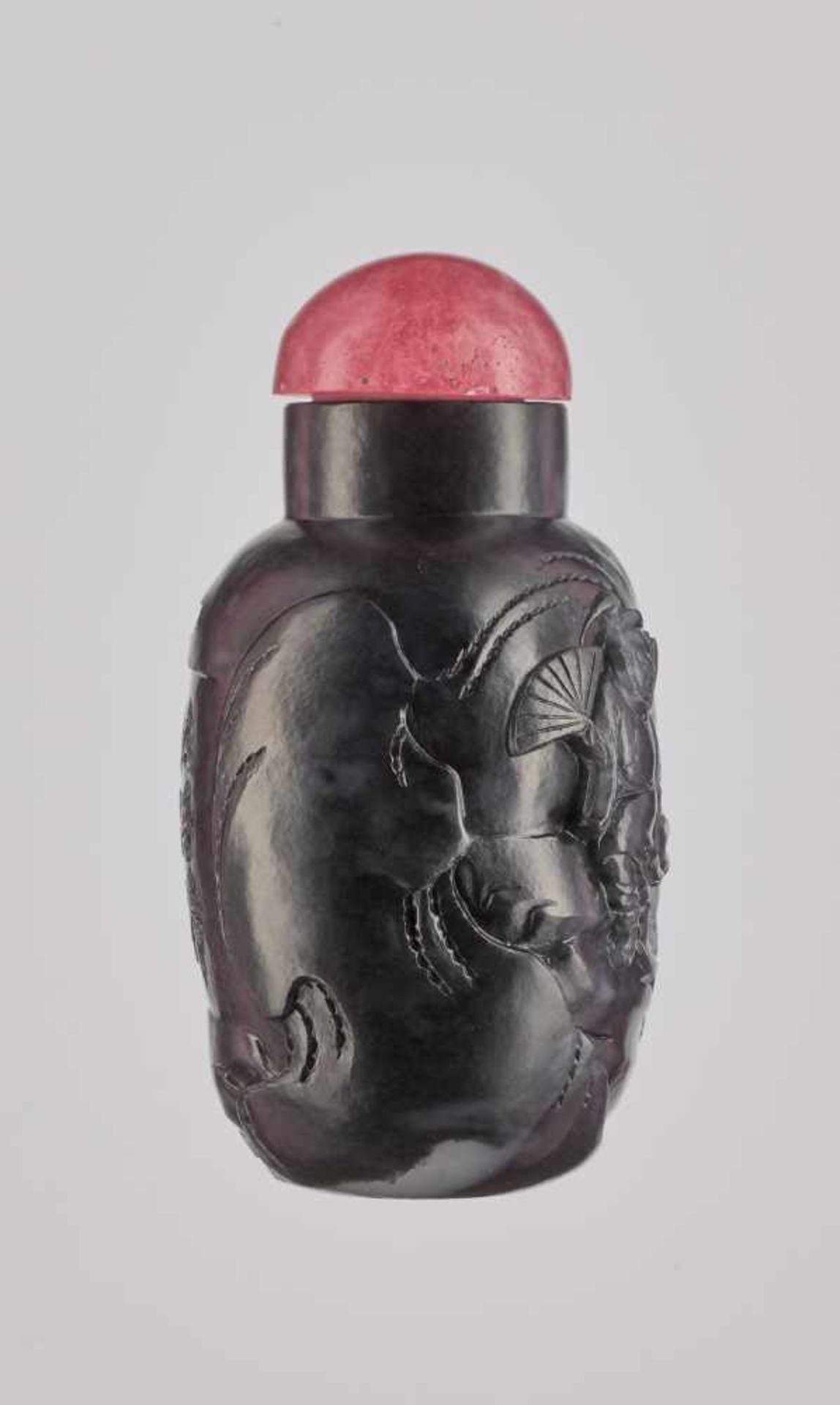 A BLACK AND WHITE ‘ZHONG KUI’ JADE SNUFF BOTTLE, QING DYNASTY Nephrite, carved in high relief, - Image 4 of 6