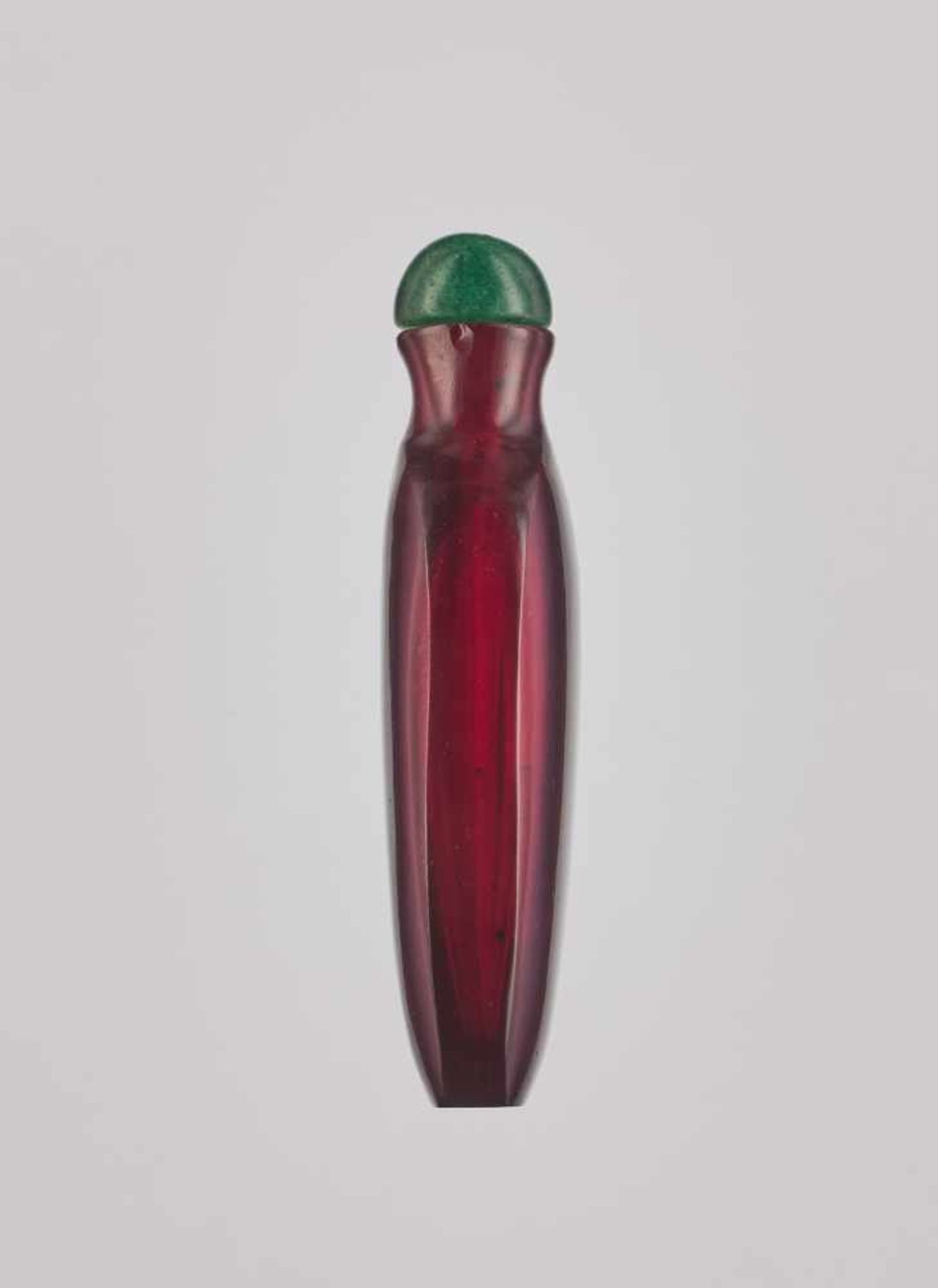 A PLAIN FACETED RUBY-RED GLASS SNUFF BOTTLE, QING DYNASTY Plain glass body with only few small - Image 3 of 6