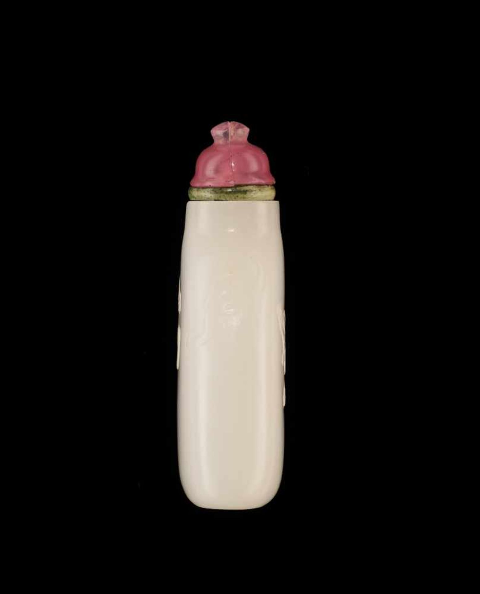 A WHITE JADE ‘CHILONG’ SNUFF BOTTLE, POSSIBLY PALACE WORKSHOPS, QIANLONG / JIAQING PERIOD White jade - Image 3 of 7