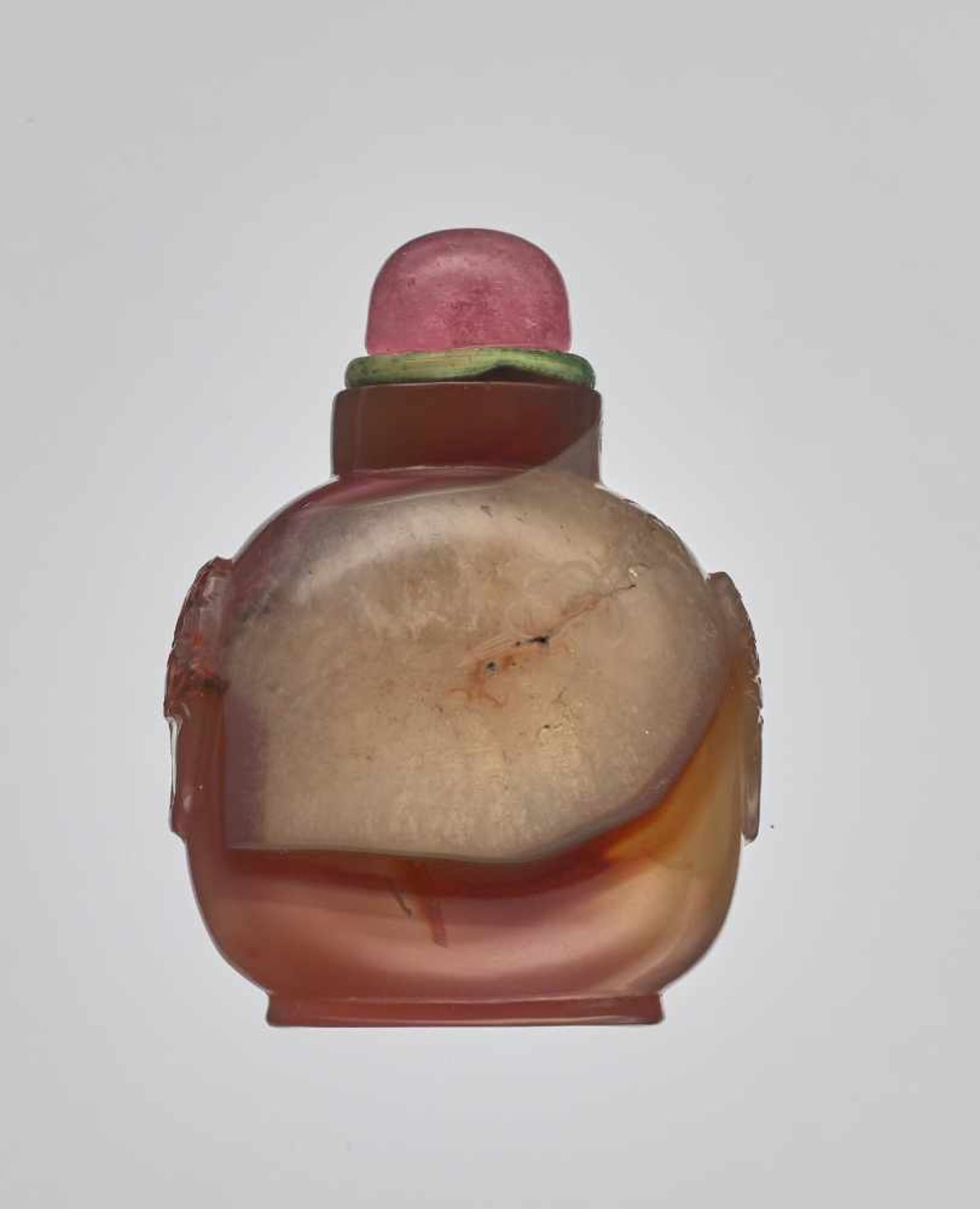 A DENDRITIC ‘ICY CRYSTAL’ AGATE SNUFF BOTTLE, QING DYNASTY Agate with a natural layer of icy