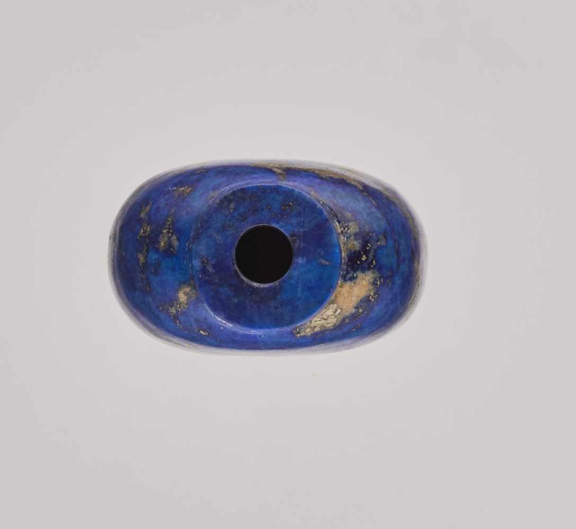 A LAPIS LAZULI SNUFF BOTTLE, QING DYNASTY Carved Lapis lazuli with a good patina and smooth - Image 5 of 6