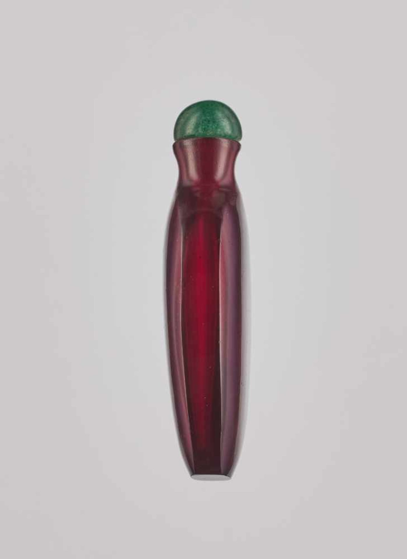 A PLAIN FACETED RUBY-RED GLASS SNUFF BOTTLE, QING DYNASTY Plain glass body with only few small - Image 4 of 6