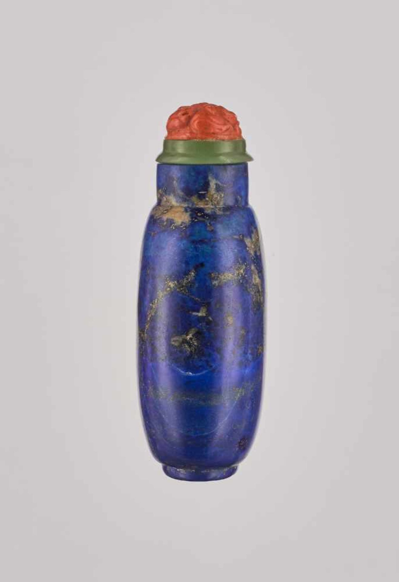 A LAPIS LAZULI SNUFF BOTTLE, QING DYNASTY Carved Lapis lazuli with a good patina and smooth - Image 3 of 6