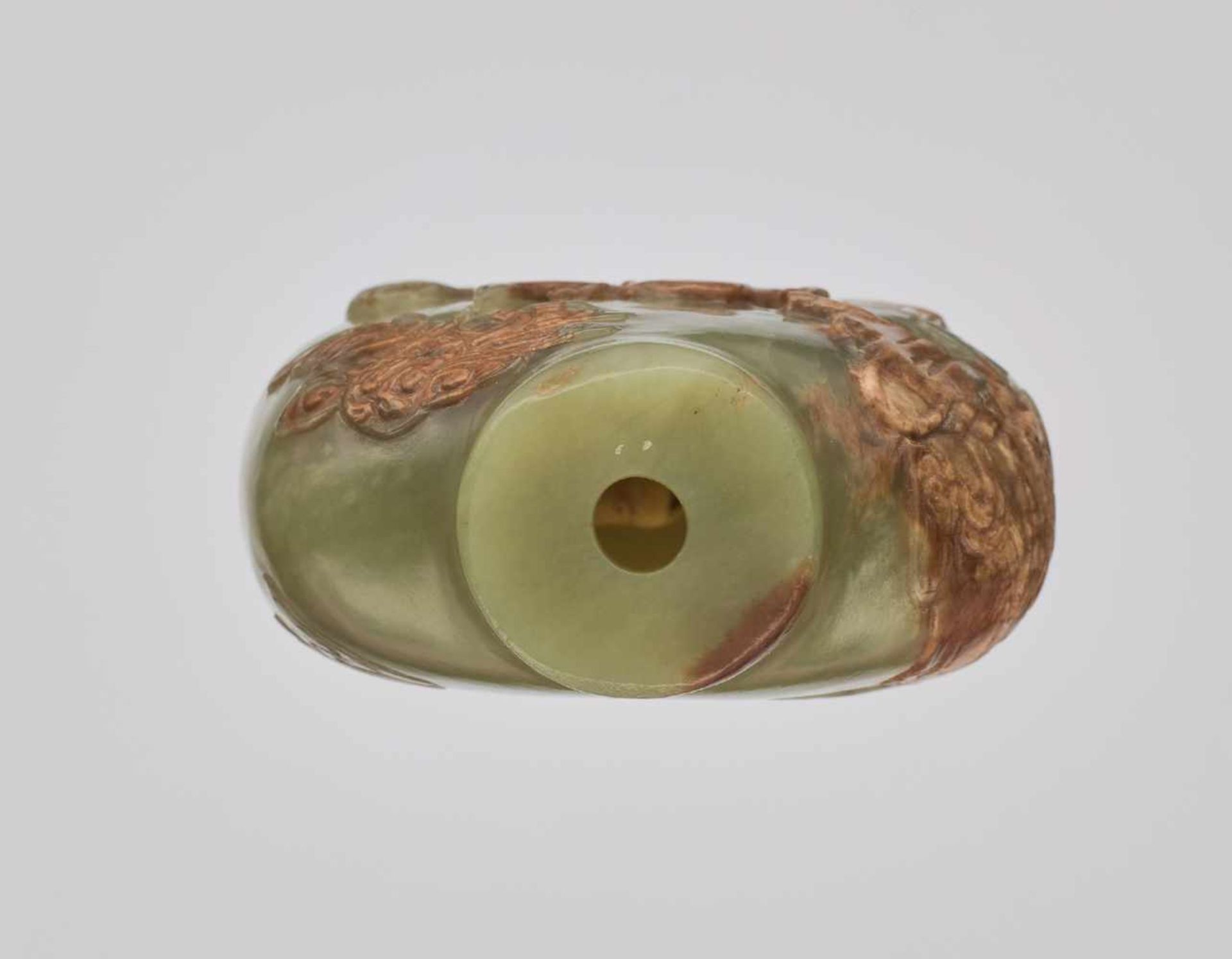 A FINELY CARVED YELLOWISH-GREEN AND RUSSET JADE 'IMMORTAL' SNUFF BOTTLE Nephrite with a natural - Image 5 of 6