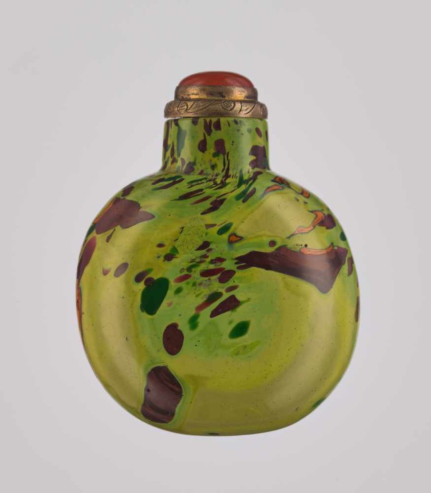 A THREE-COLOR SPLASHED GREEN ‘SANDWICH’ GLASS SNUFF BOTTLE The slightly swirled, opaque olivegreen - Image 2 of 6