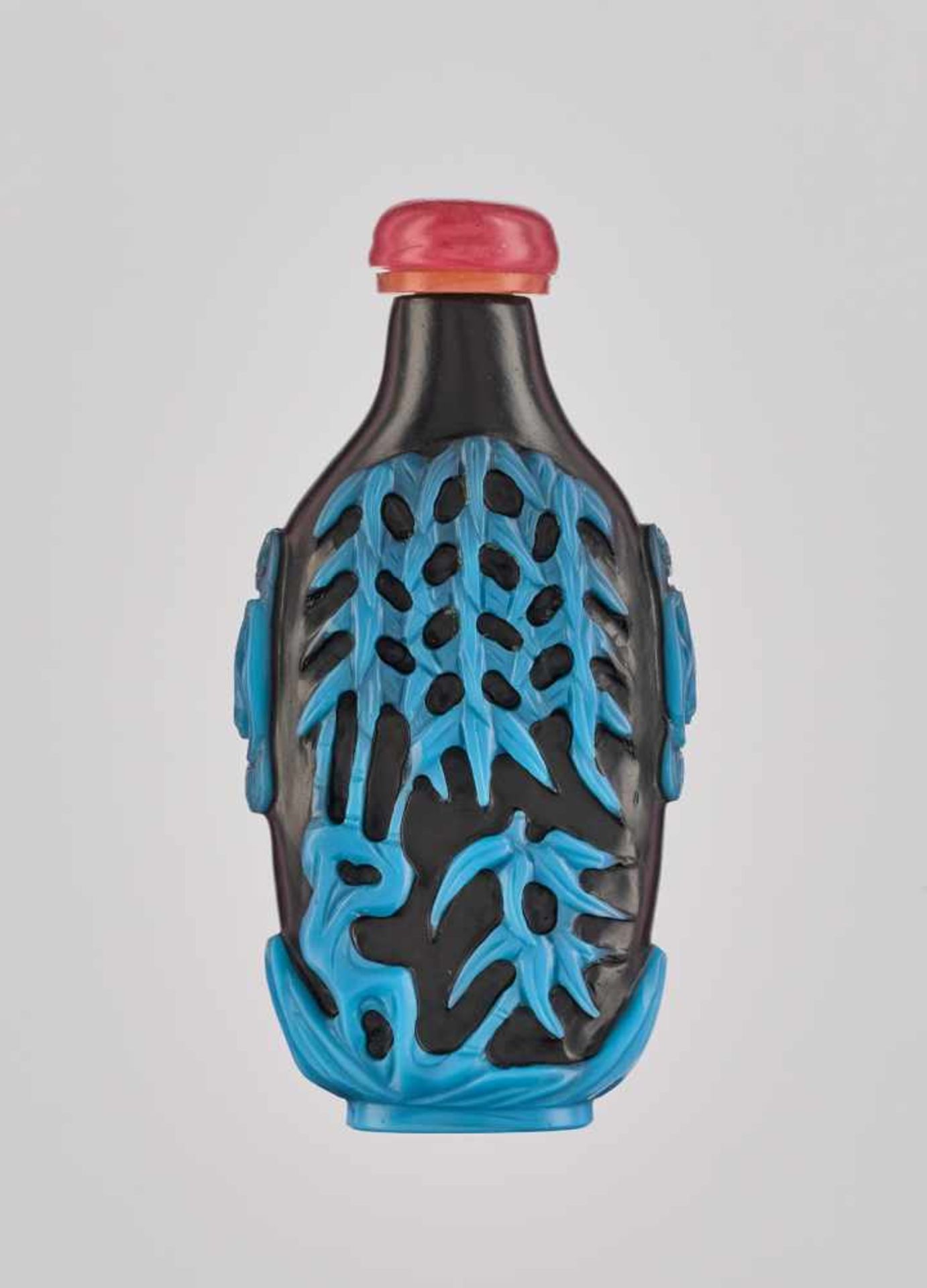 A TURQUOISE OVERLAY BLACK GLASS ‘PRUNUS AND WILLOW’ SNUFF BOTTLE, QING DYNASTY Black glass with - Image 2 of 6