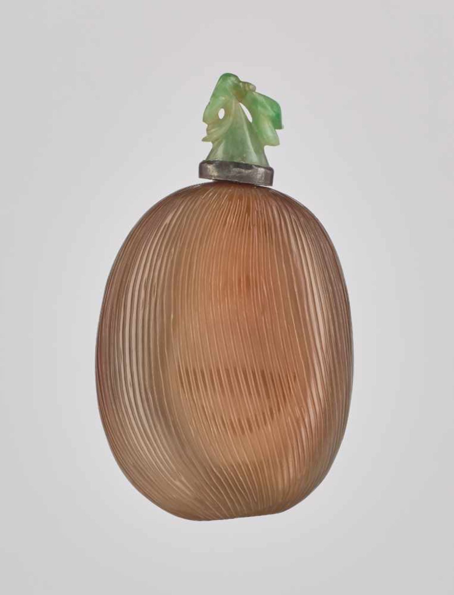 AN AGATE 'PEANUT AND JUJUBE' SNUFF BOTTLE, OFFICIAL SCHOOL, QING DYNASTY Agate, the body with - Image 2 of 6