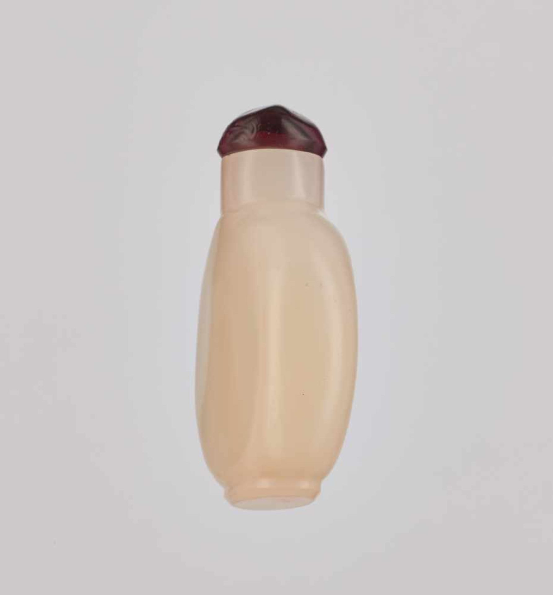 A GLASS 'JADE-IMITATION' DISK-SHAPED SNUFF BOTTLE, QING DYNASTY Glass of even, creamy-white color in - Image 5 of 7