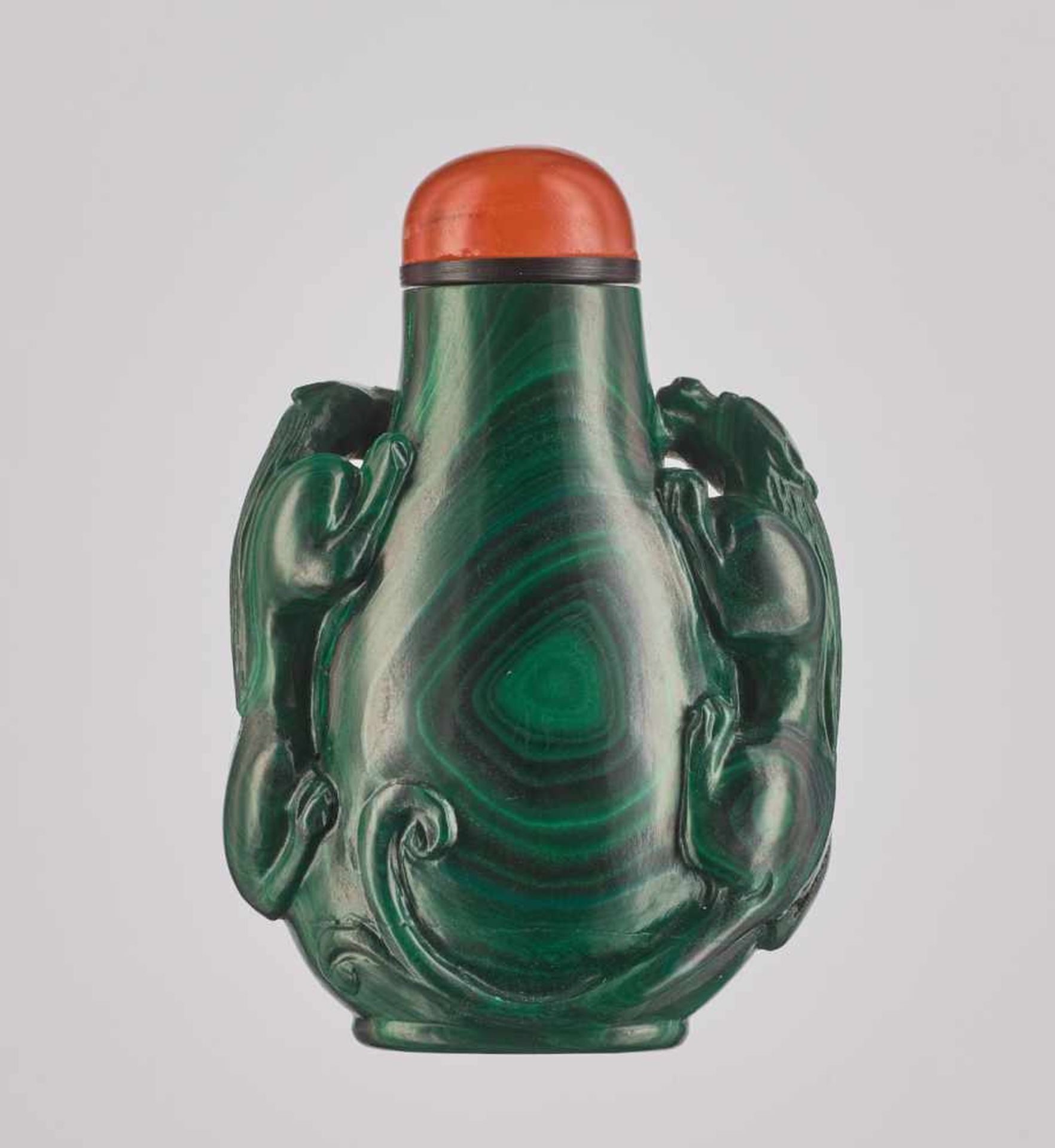 A CARVED ‘CHILONG’ THUMBPRINT MALACHITE SNUFF BOTTLE, QING DYNASTY Malachite with expressive - Bild 2 aus 6