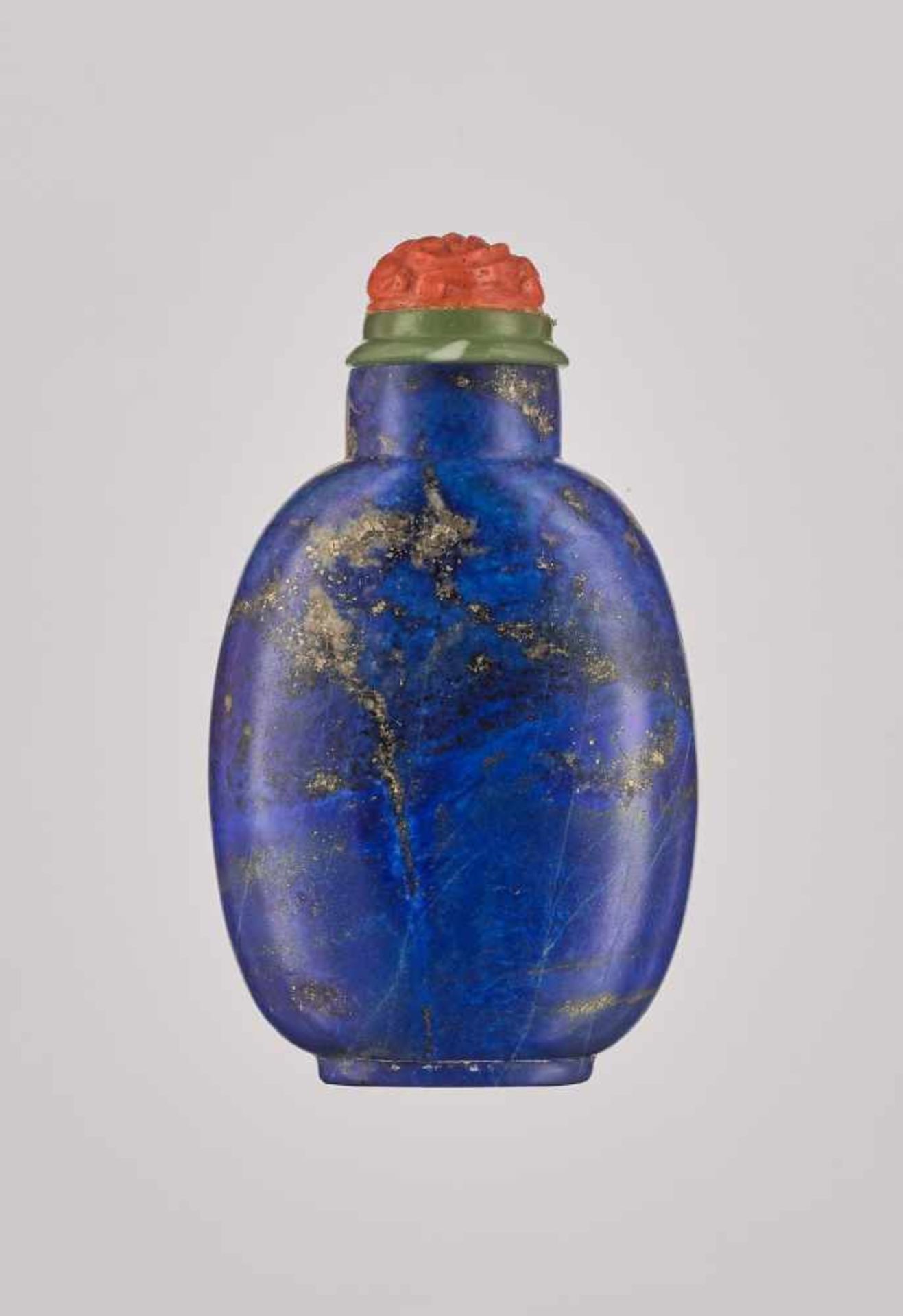 A LAPIS LAZULI SNUFF BOTTLE, QING DYNASTY Carved Lapis lazuli with a good patina and smooth - Image 2 of 6