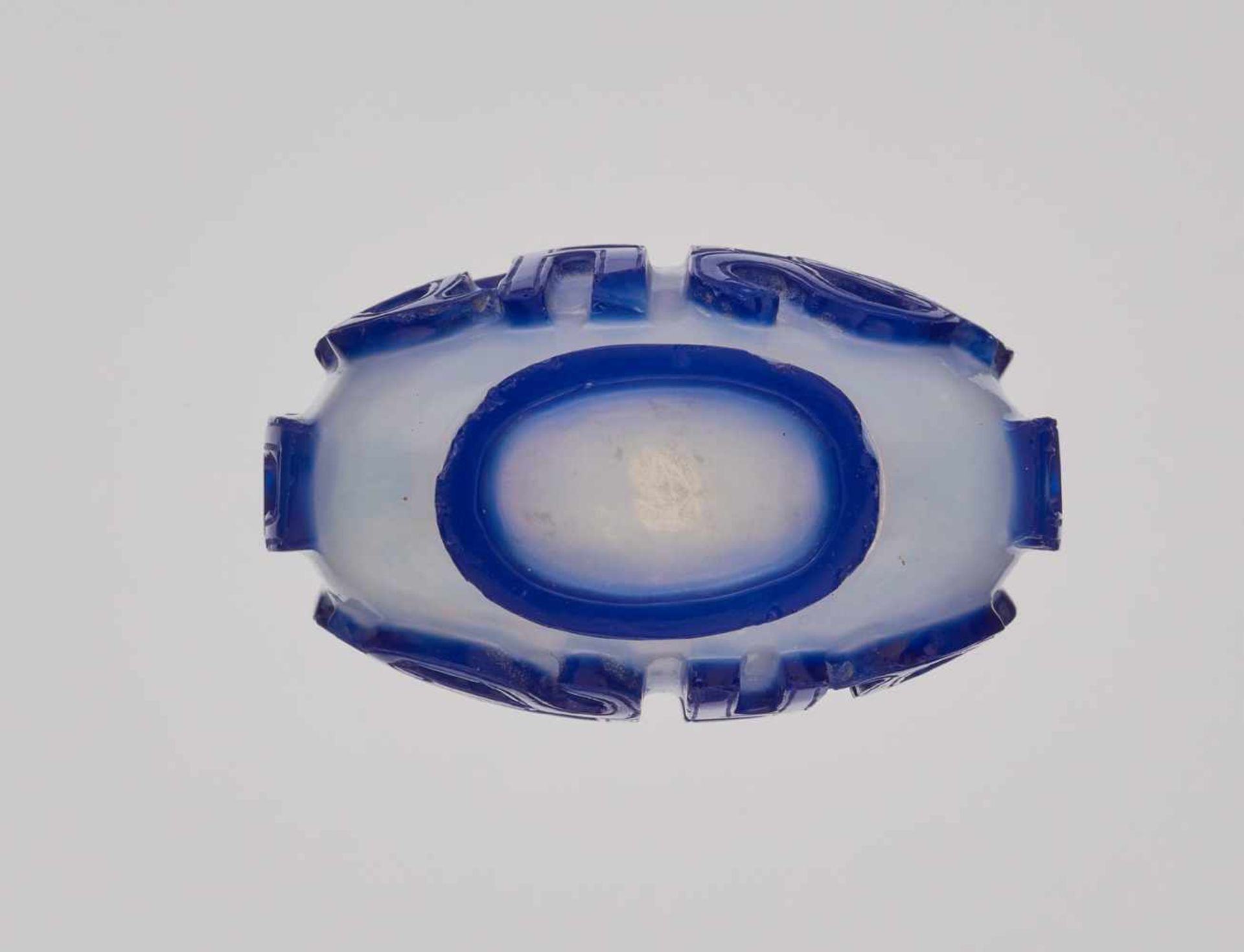 A SAPPHIRE-BLUE ON MILKY-WHITE OVERLAY ‘KUILONG’ GLASS SNUFF BOTTLE Glass, with incised overlay - Image 6 of 6