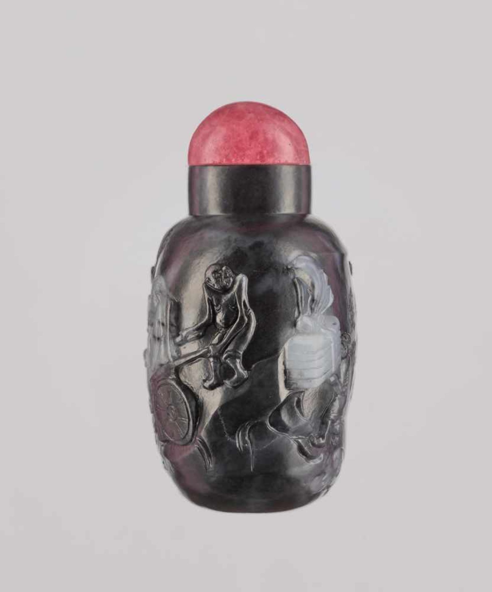 A BLACK AND WHITE ‘ZHONG KUI’ JADE SNUFF BOTTLE, QING DYNASTY Nephrite, carved in high relief, - Image 3 of 6