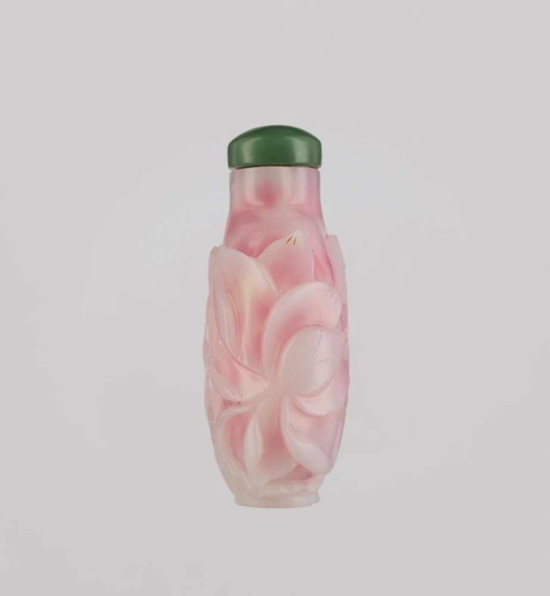 A FINELY CARVED SANDWICHED PINK GLASS 'LOTUS' SNUFF BOTTLE Carved pink and white sandwich glass of - Image 4 of 6