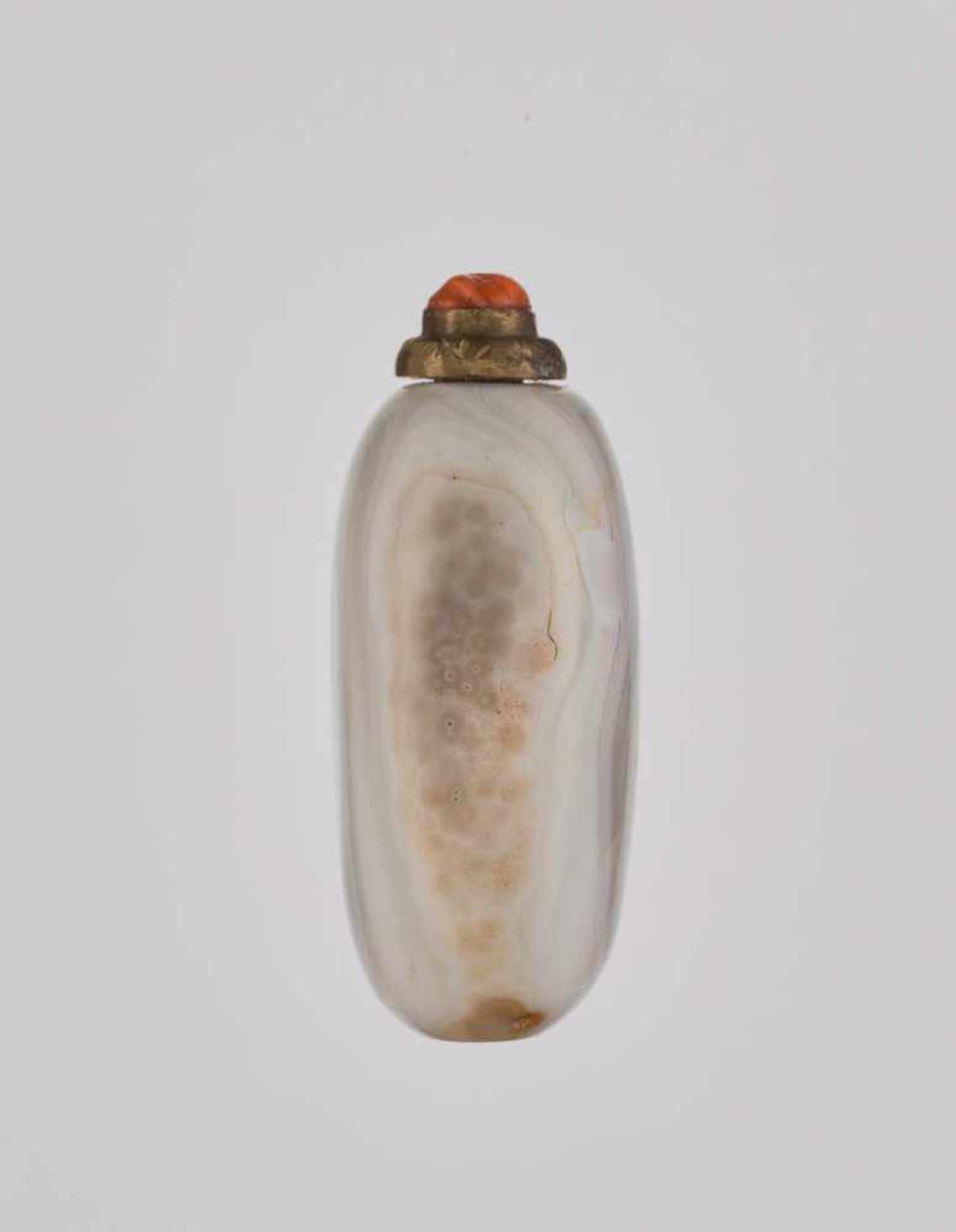 A PEBBLE-FORM 'THUMBPRINT' AGATE SNUFF BOTTLE, QING DYNASTY Banded agate of natural pebble form with - Image 4 of 6