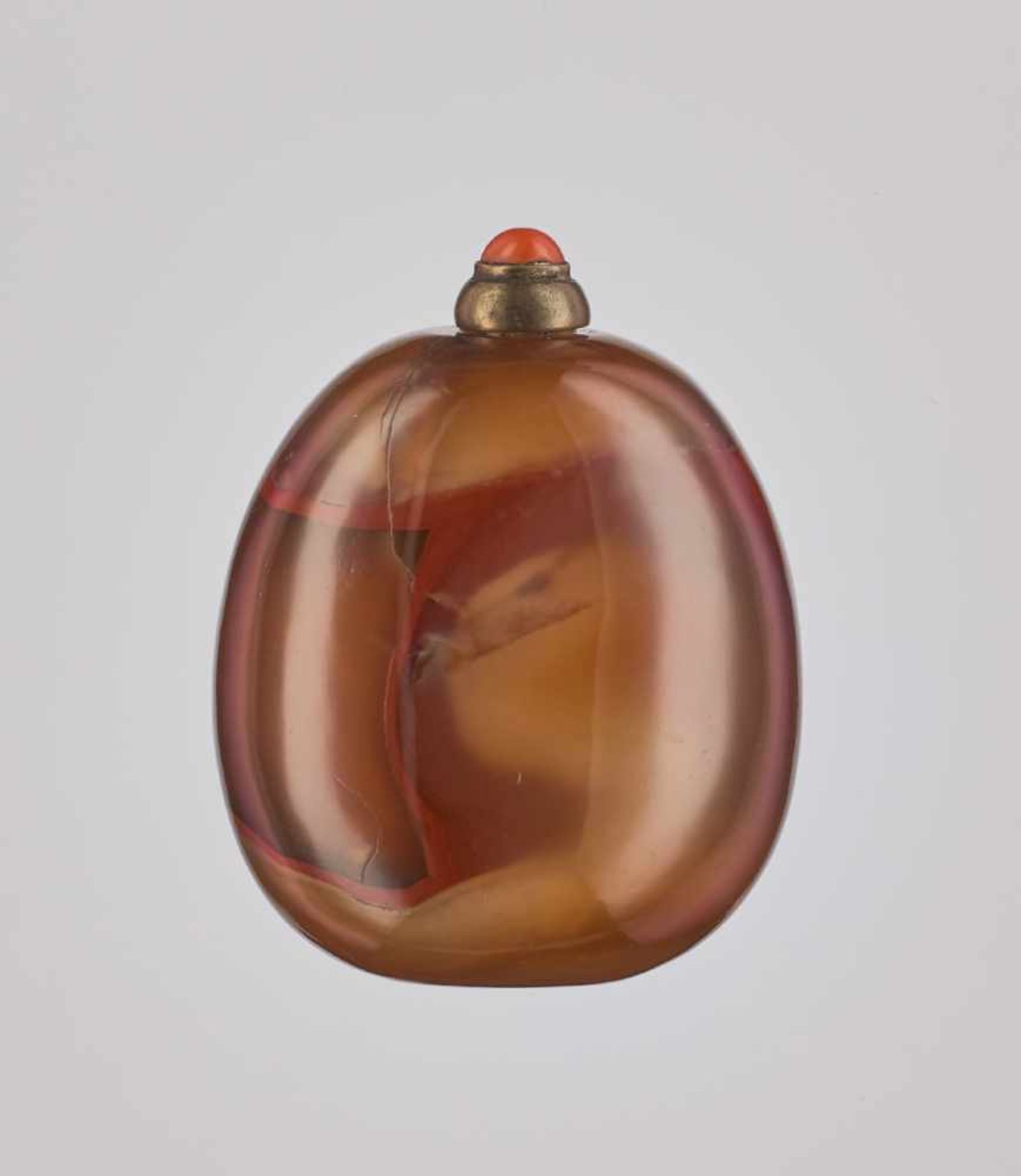 A PEBBLE-FORM ‘FLAG-DRAPED’ BANDED AGATE SNUFF BOTTLE, QING DYNASTY Agate, with bands and clouds - Image 2 of 7