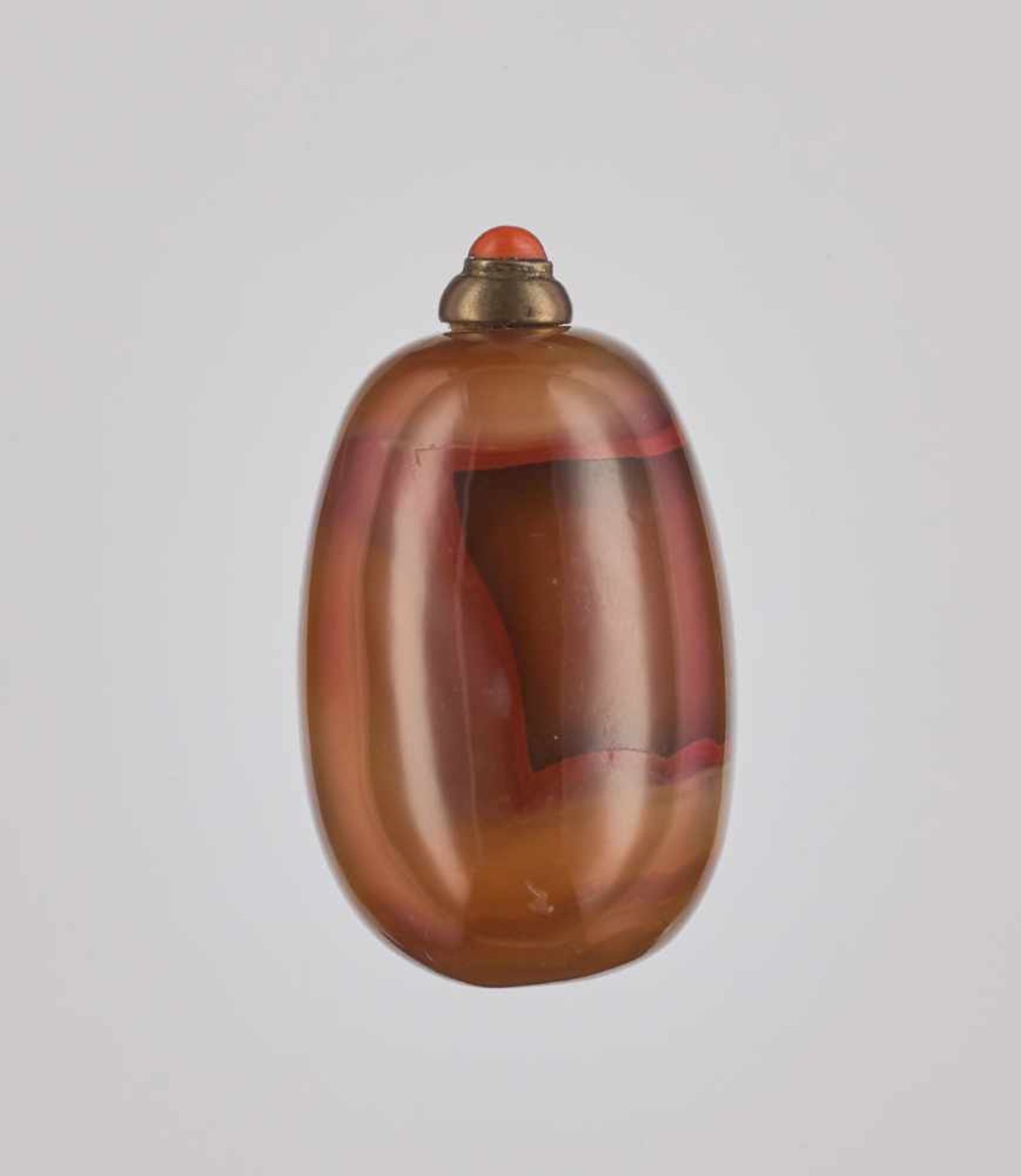 A PEBBLE-FORM ‘FLAG-DRAPED’ BANDED AGATE SNUFF BOTTLE, QING DYNASTY Agate, with bands and clouds - Image 3 of 7