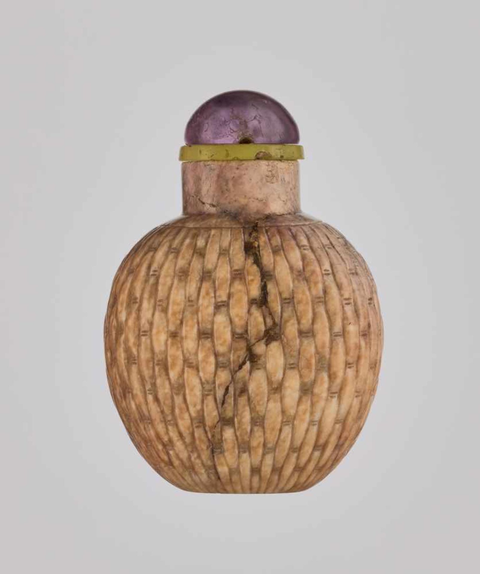 A SOAPSTONE 'BASKET-WEAVE' SNUFF BOTTLE, QING DYNASTY, 18TH CENTURY Soapstone carved in relief, - Image 2 of 6