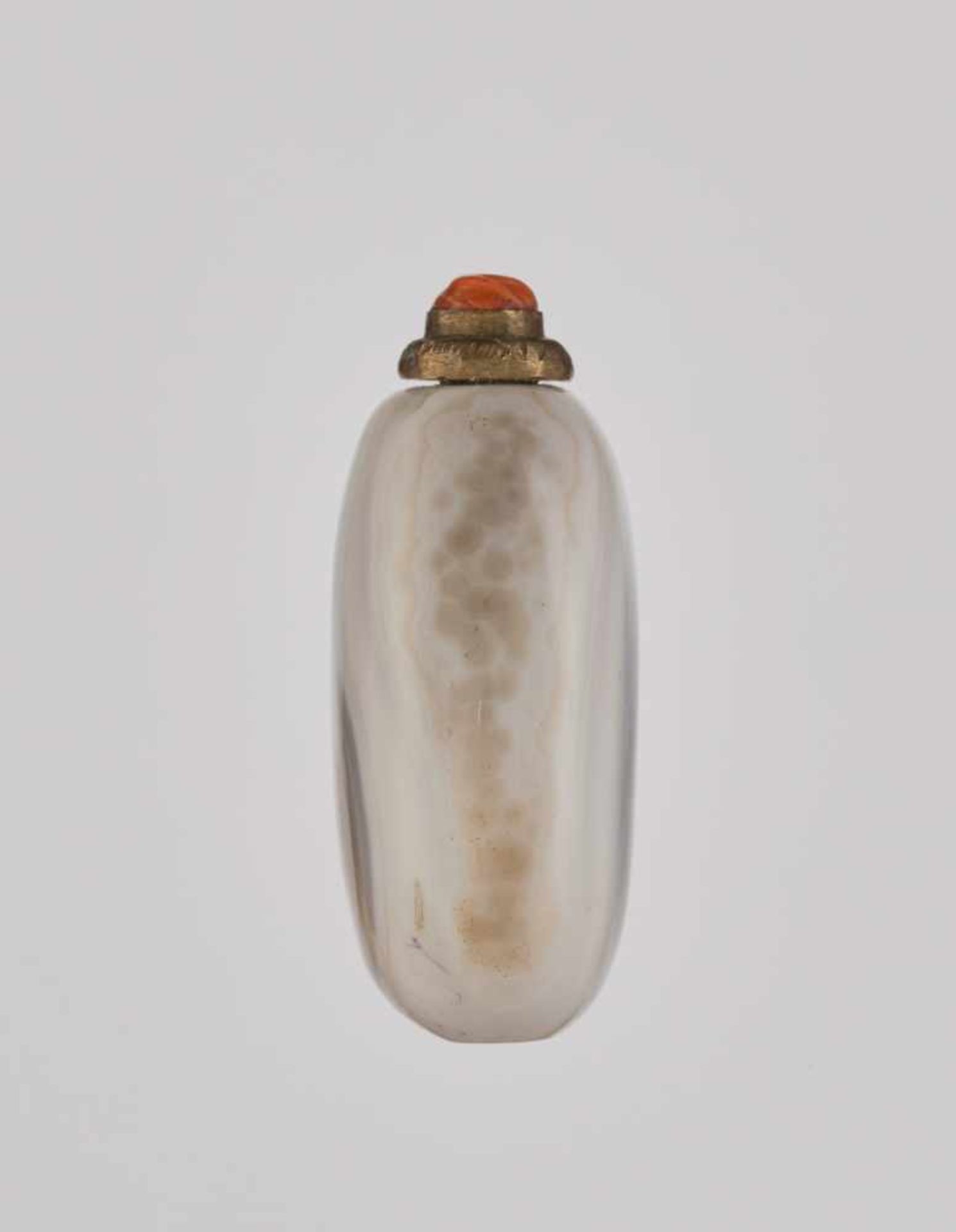 A PEBBLE-FORM 'THUMBPRINT' AGATE SNUFF BOTTLE, QING DYNASTY Banded agate of natural pebble form with - Image 3 of 6