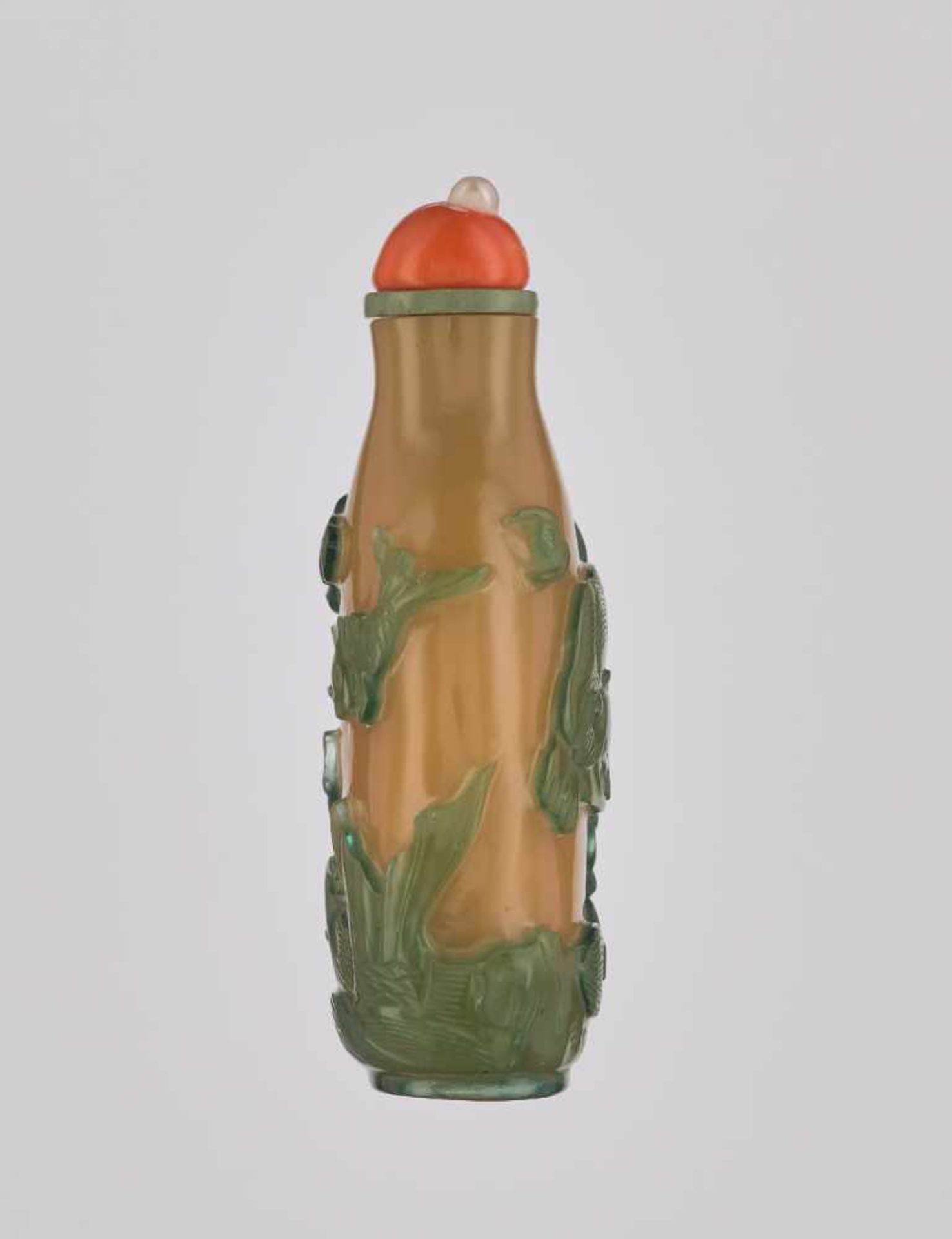 A CARAMEL-BROWN AND GREEN ‘BUDDHIST LION & CARPS’ OVERLAY GLASS SNUFF BOTTLE Carved opaque caramel- - Image 3 of 6