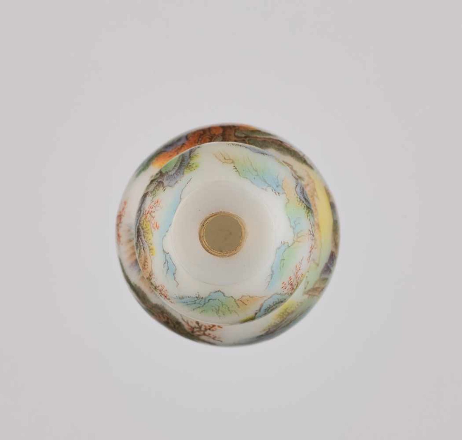 AN ENAMELED GLASS SNUFF BOTTLE, MANNER OF YE BENGQI Opaque white glass with delicately painted - Image 5 of 6