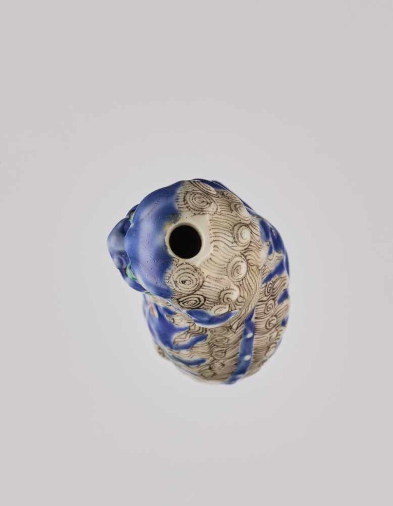 A MOLDED PORCELAIN 'BUDDHIST LION AND CUB' SNUFF BOTTLE, QING DYNASTY Molded and carved porcelain - Image 5 of 6