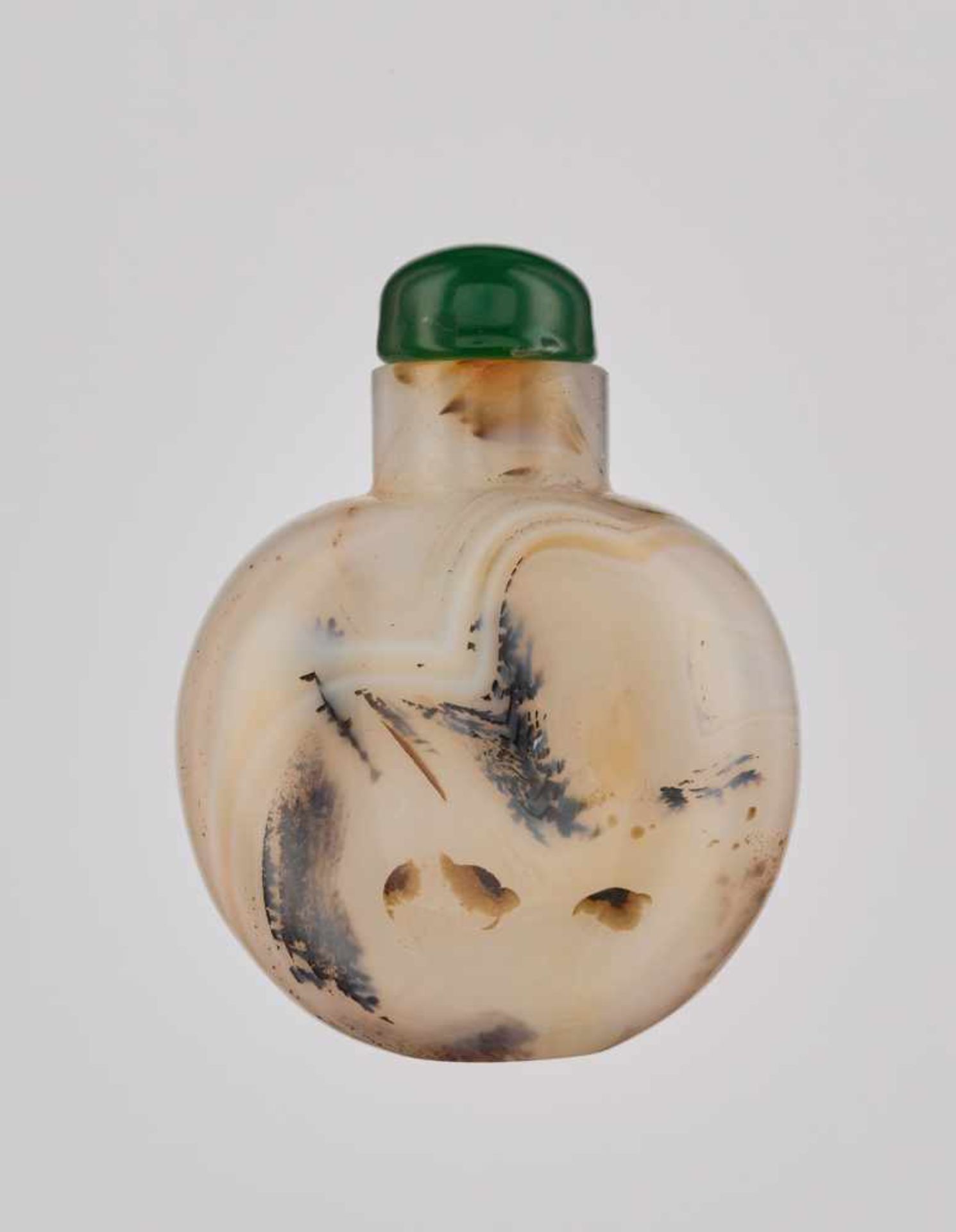 A FLOATING BANDED AGATE ‘CHICKEN CUP HOMAGE’ SNUFF BOTTLE, 1750-1850 Dendritic agate of light sand-