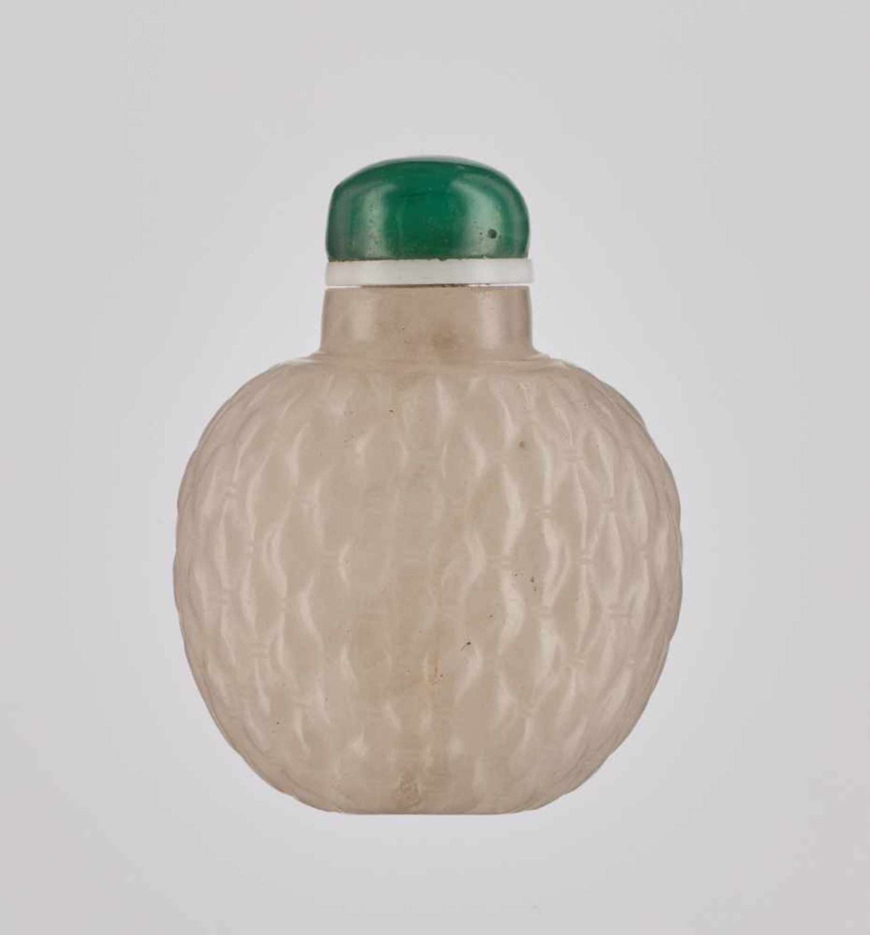 A CARVED CRYSTAL 'BASKETWEAVE' SNUFF BOTTLE, QING DYNASTY Translucent rock crystal, with several - Image 2 of 6