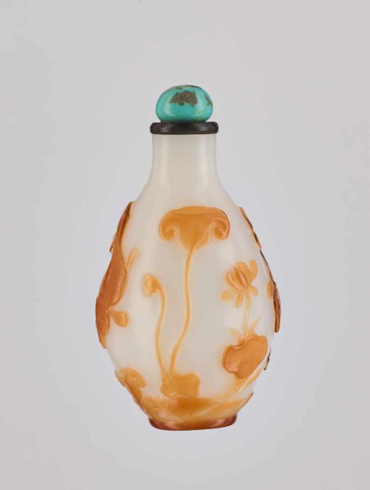 A CARAMEL-YELLOW OVERLAY ‘CARP & LOTUS’ WHITE GLASS SNUFF BOTTLE Carved translucent caramel-yellow - Image 2 of 6