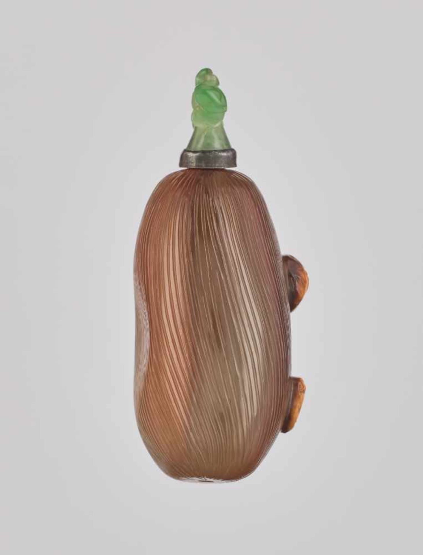 AN AGATE 'PEANUT AND JUJUBE' SNUFF BOTTLE, OFFICIAL SCHOOL, QING DYNASTY Agate, the body with - Image 4 of 6