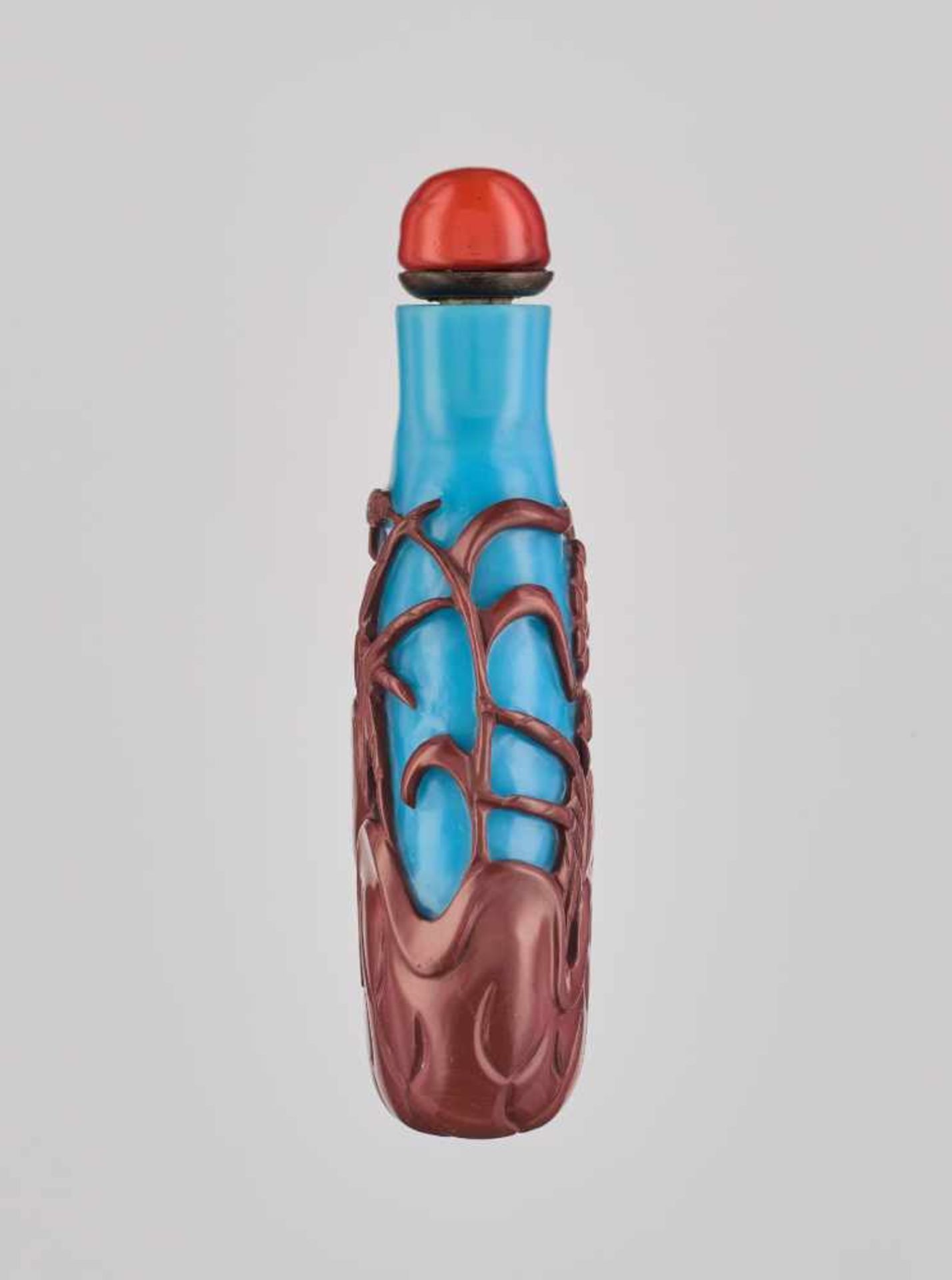 A CINNABAR-RED OVERLAY TURQUOISE-BLUE GLASS 'CRABS' SNUFF BOTTLE, QING DYNASTY Carved and neatly - Image 4 of 6