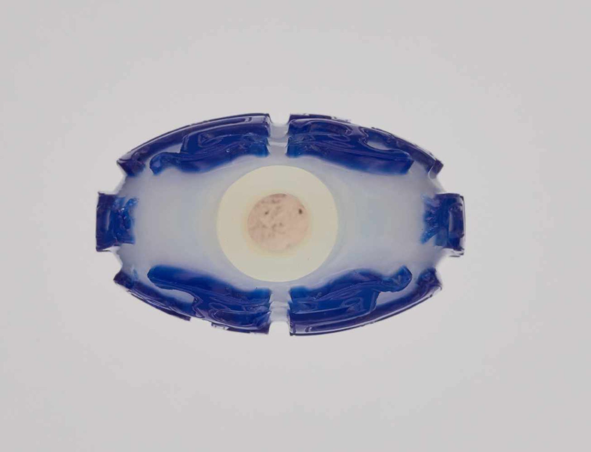 A SAPPHIRE-BLUE ON MILKY-WHITE OVERLAY ‘KUILONG’ GLASS SNUFF BOTTLE Glass, with incised overlay - Bild 5 aus 6