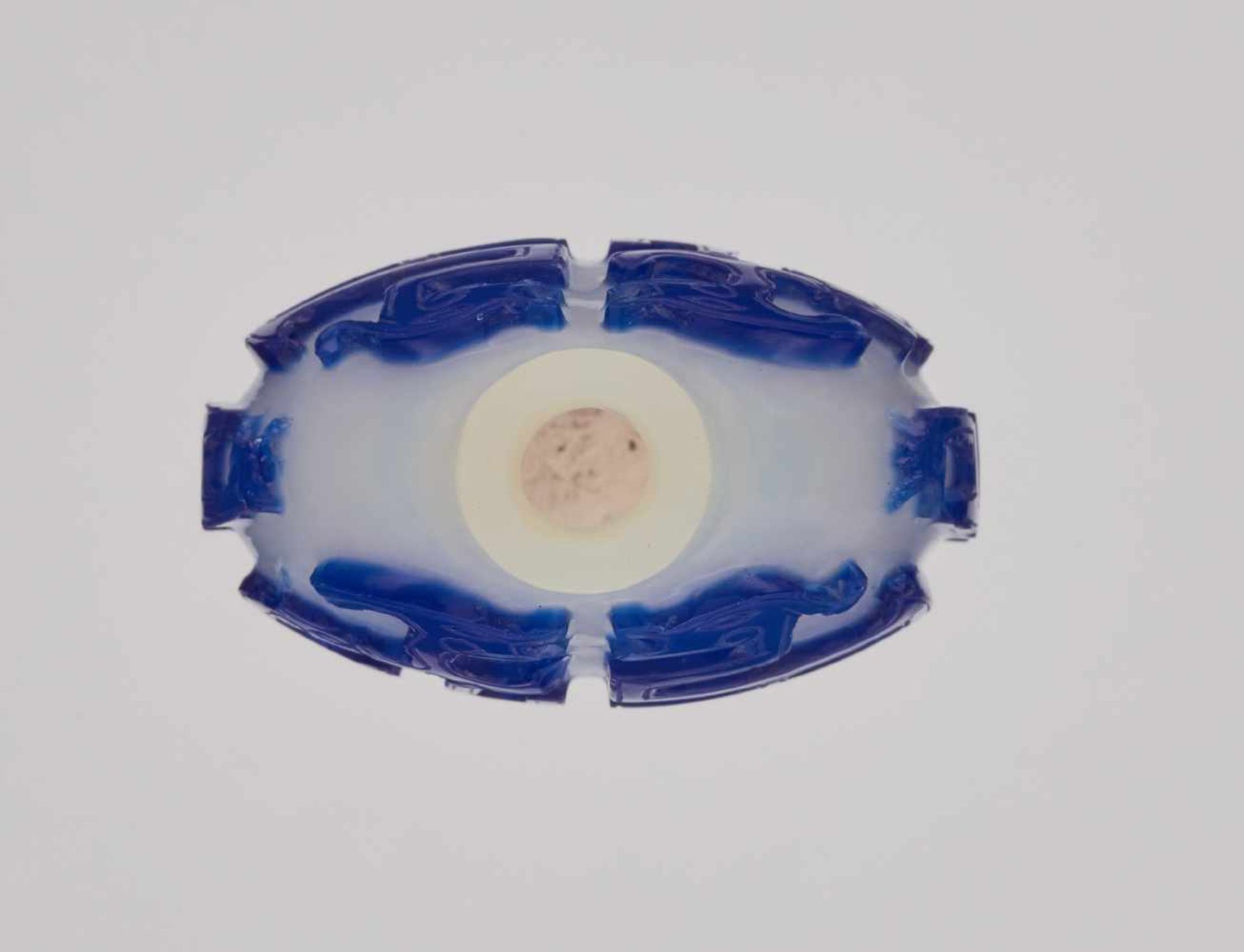 A SAPPHIRE-BLUE ON MILKY-WHITE OVERLAY ‘KUILONG’ GLASS SNUFF BOTTLE Glass, with incised overlay - Image 5 of 6