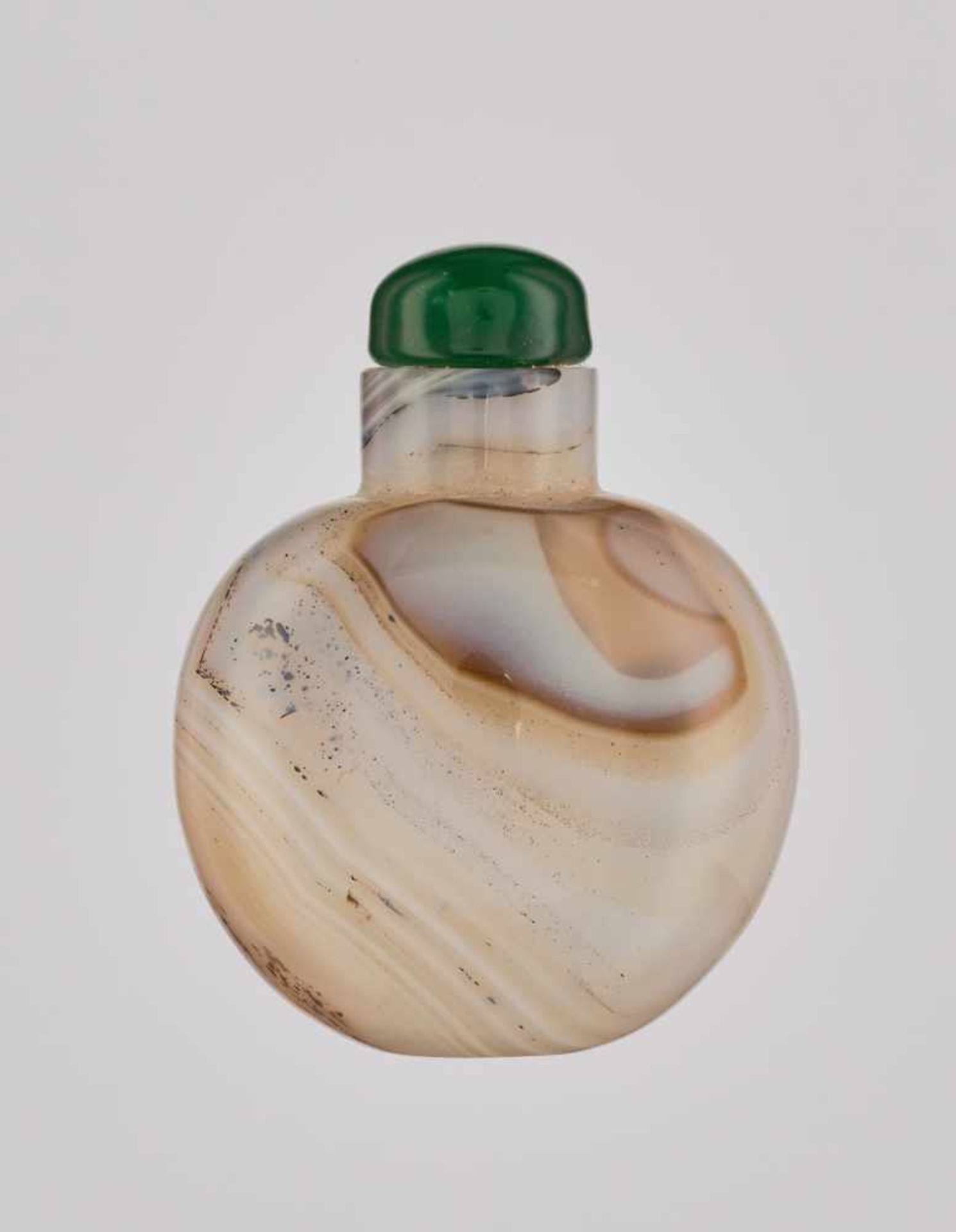 A FLOATING BANDED AGATE ‘CHICKEN CUP HOMAGE’ SNUFF BOTTLE, 1750-1850 Dendritic agate of light sand- - Image 2 of 7