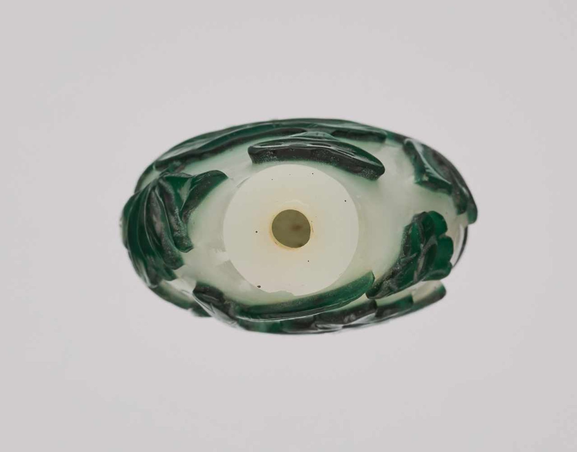 AN EMERALD-GREEN OVERLAY WHITE GLASS ‘LOTUS’ SNUFF BOTTLE, QING DYNASTY Glass, with incised - Image 5 of 6