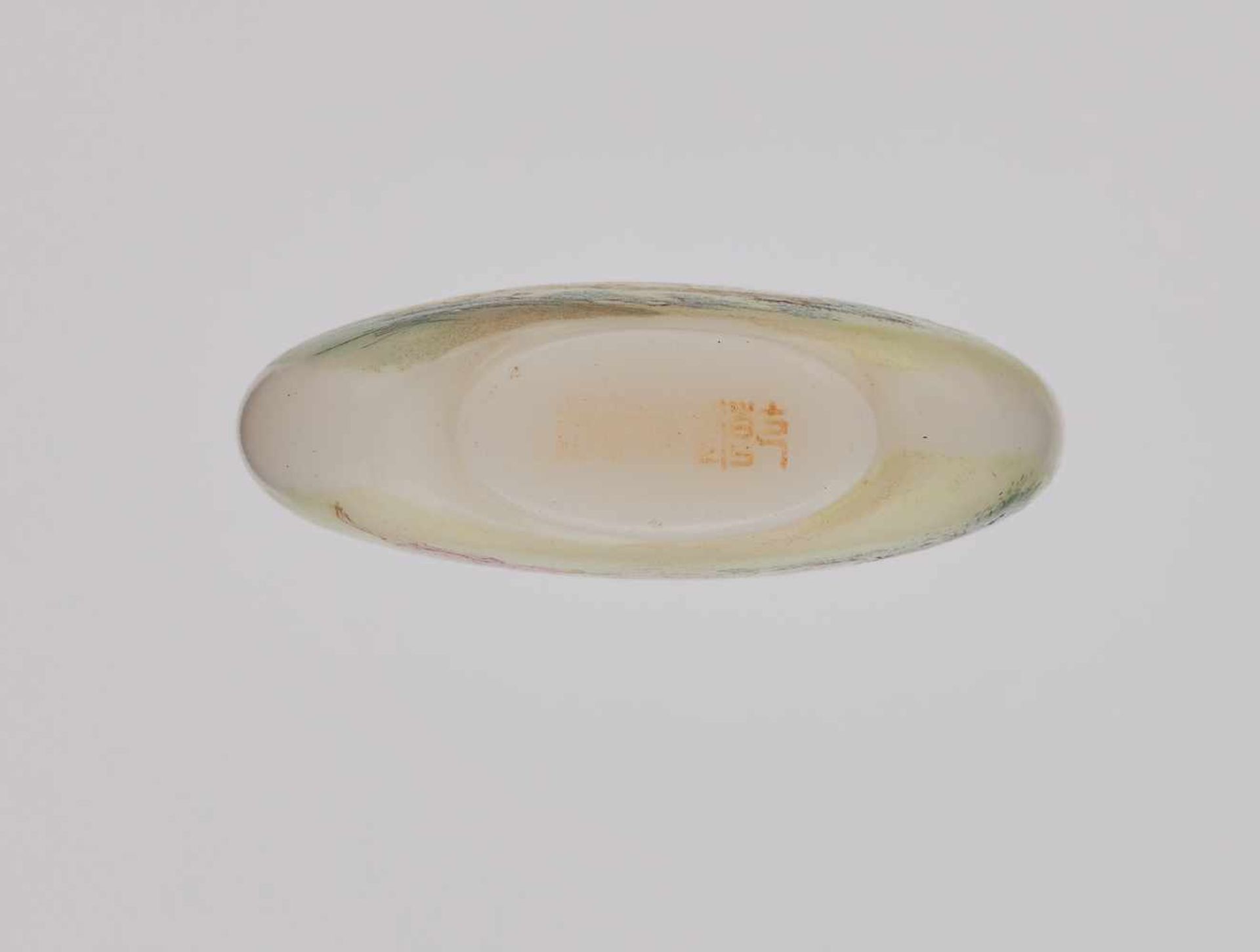AN ENAMELLED GLASS ‘WEIQI PLAYERS’ SNUFF BOTTLE, YANGZHOU SCHOOL, SEAL MARK AND PERIOD OF QIANLONG - Image 6 of 6