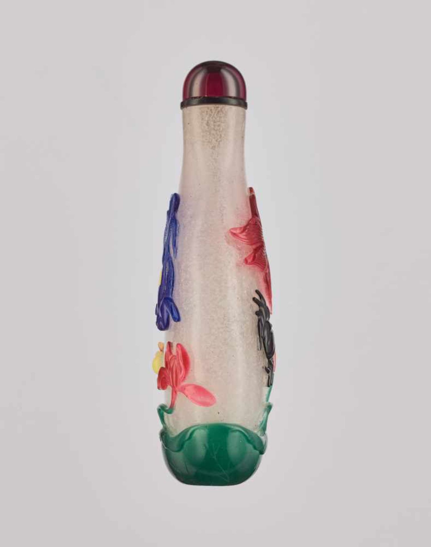 A FIVE-COLOR OVERLAY ‘FISH, DUCK & CRAB’ GLASS SNUFF BOTTLE Transparent, bubble-suffused glass - Image 4 of 6