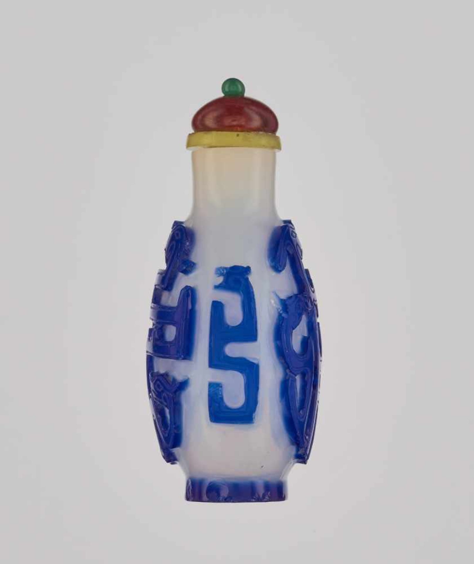 A SAPPHIRE-BLUE ON MILKY-WHITE OVERLAY ‘KUILONG’ GLASS SNUFF BOTTLE Glass, with incised overlay - Image 3 of 6