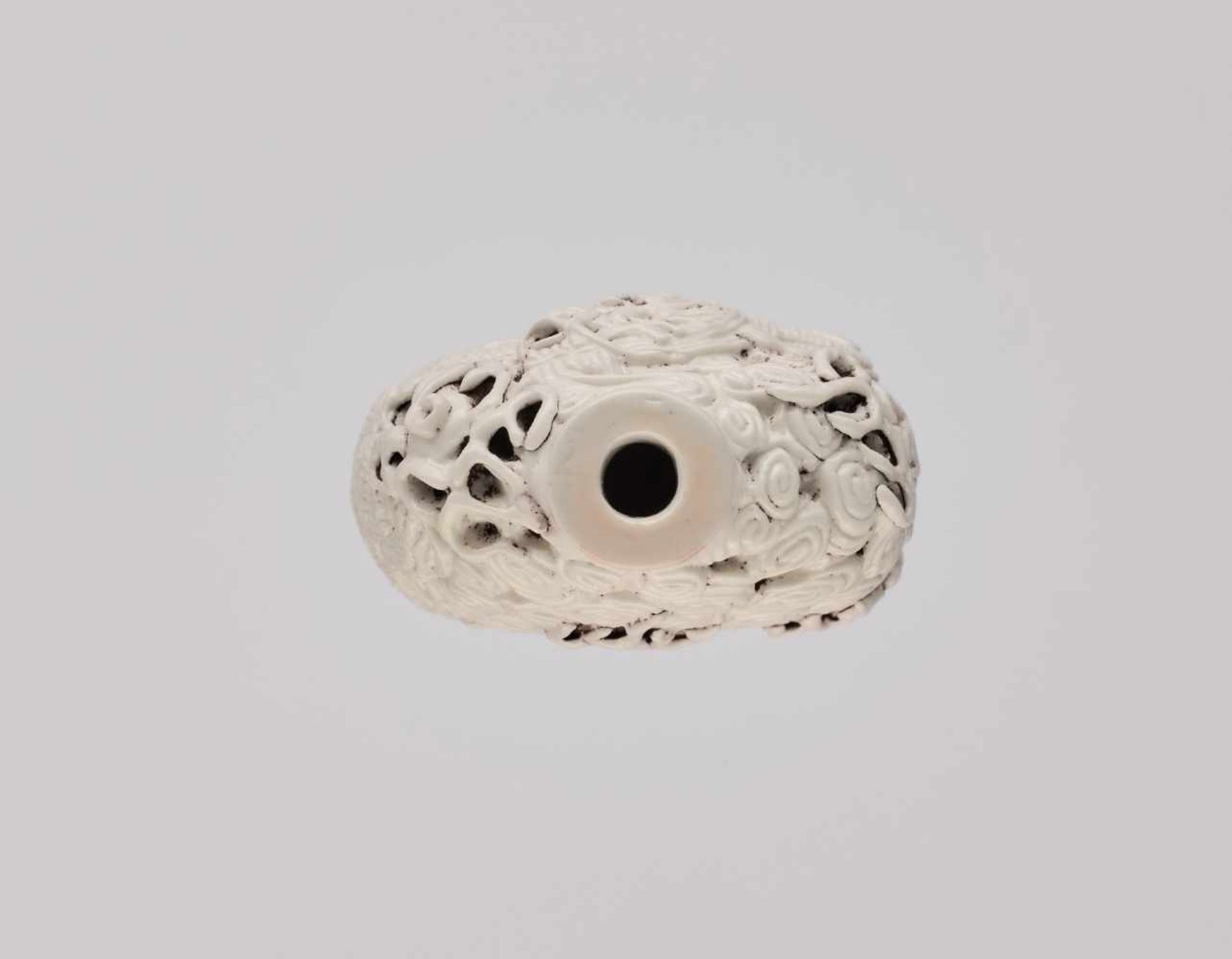 A MOLDED ‘DRAGON’ PORCELAIN SNUFF BOTTLE, DAOGUANG MARK AND PERIOD Molded and carved white porcelain - Image 5 of 6