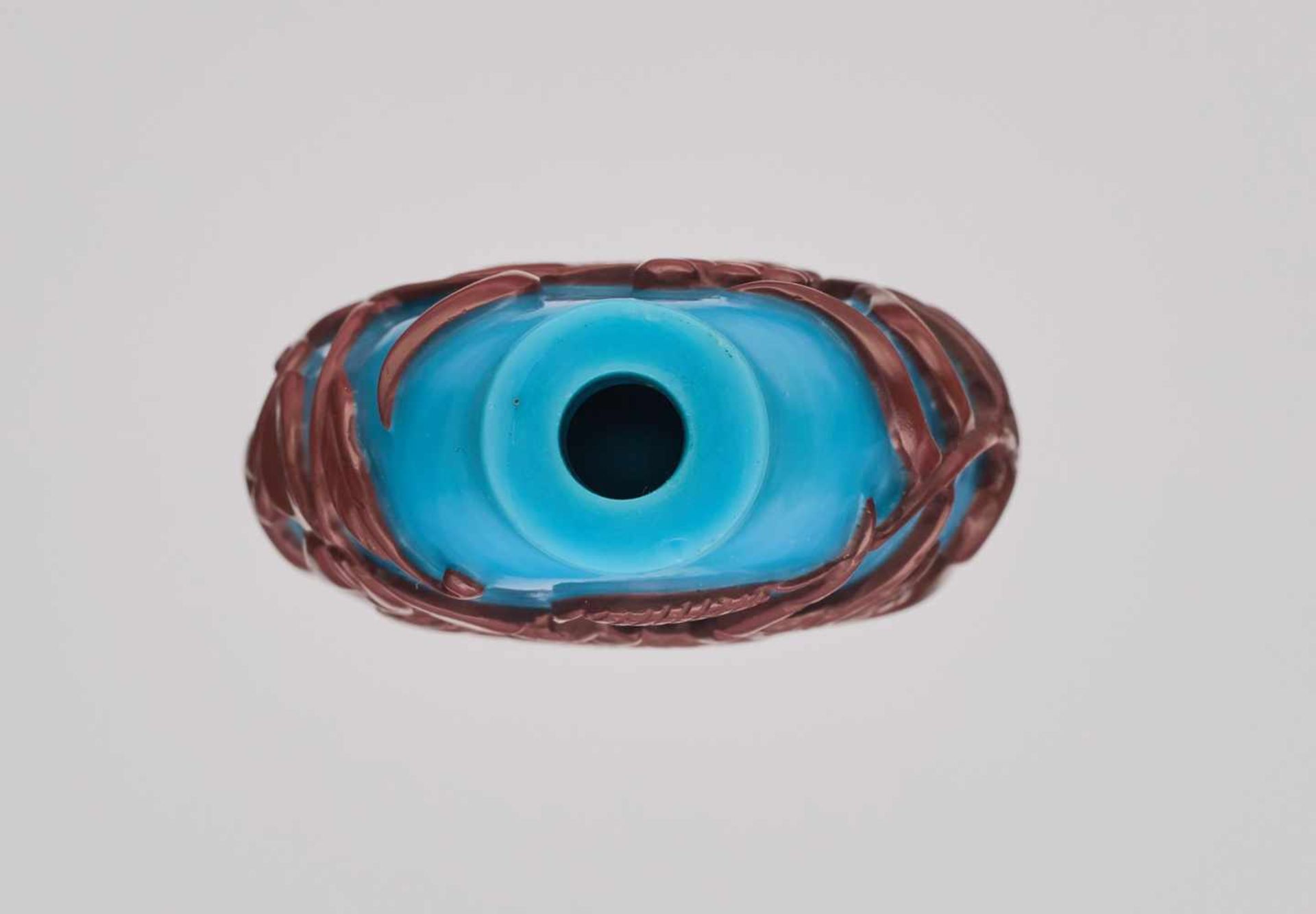 A CINNABAR-RED OVERLAY TURQUOISE-BLUE GLASS 'CRABS' SNUFF BOTTLE, QING DYNASTY Carved and neatly - Image 5 of 6