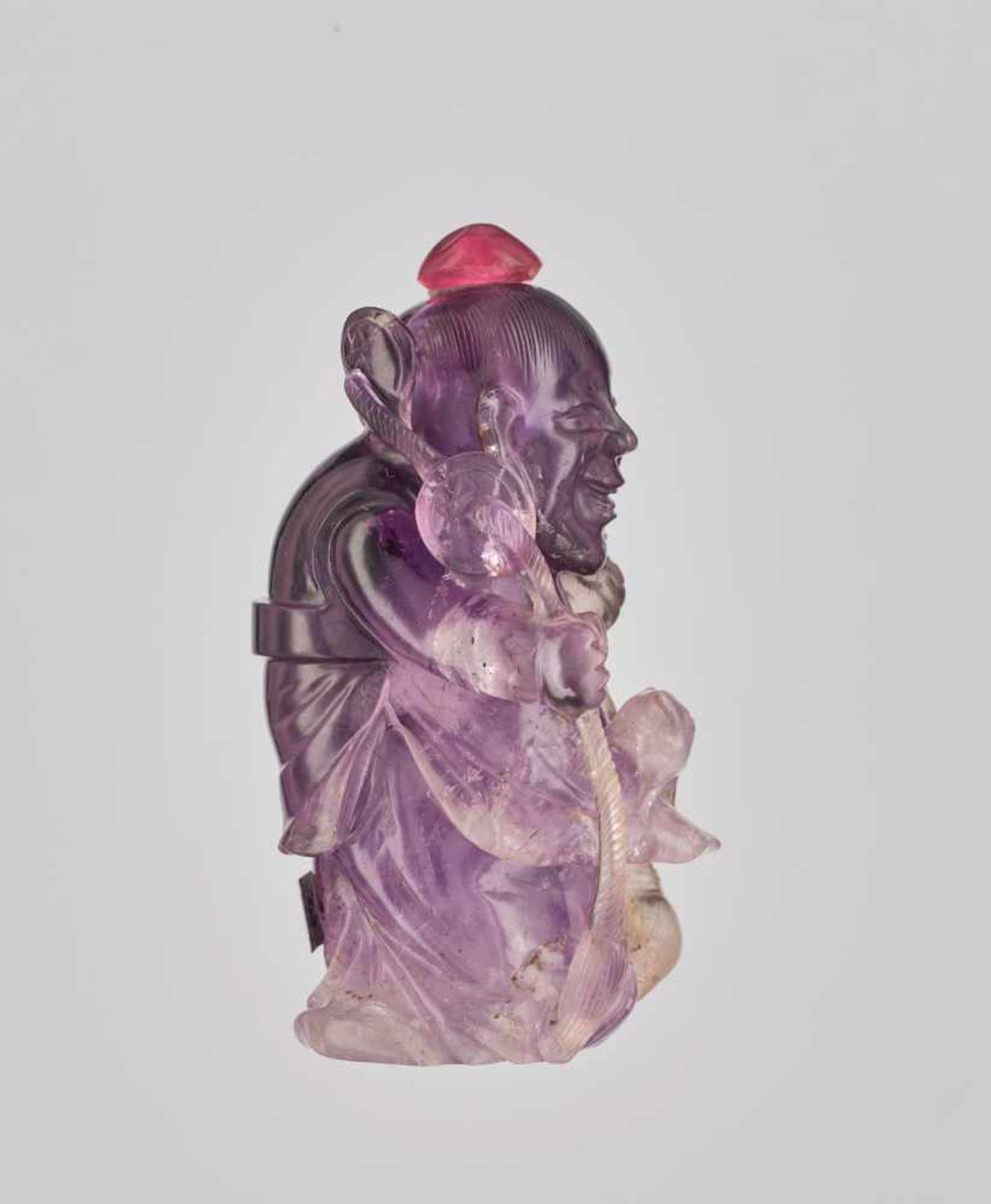 A FIGURAL ‘LIU HAI AND TOAD’ AMETHYST SNUFF BOTTLE Amethyst, the colors of the transparent crystal - Image 3 of 6